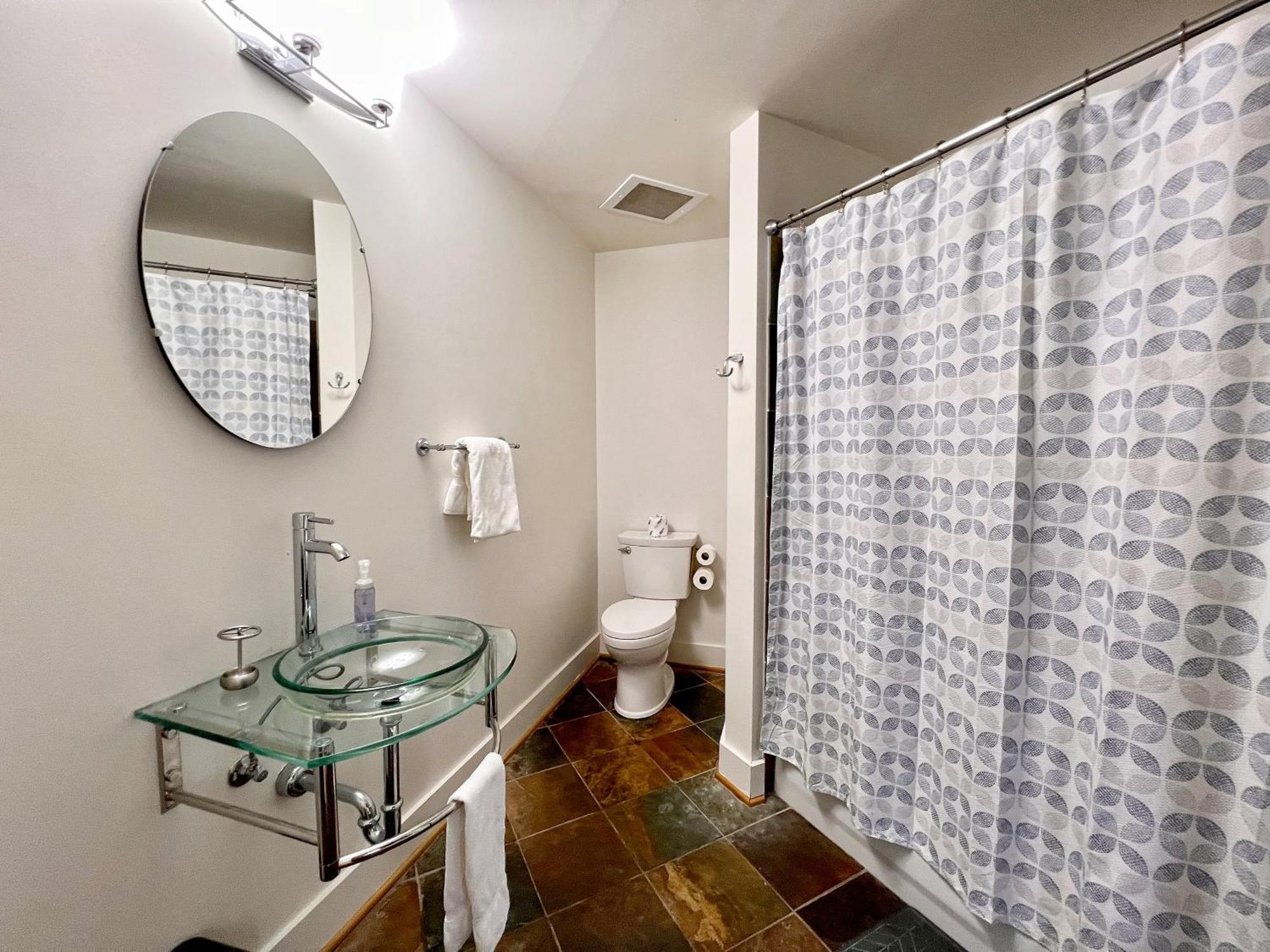 No Show Jones Apartment *