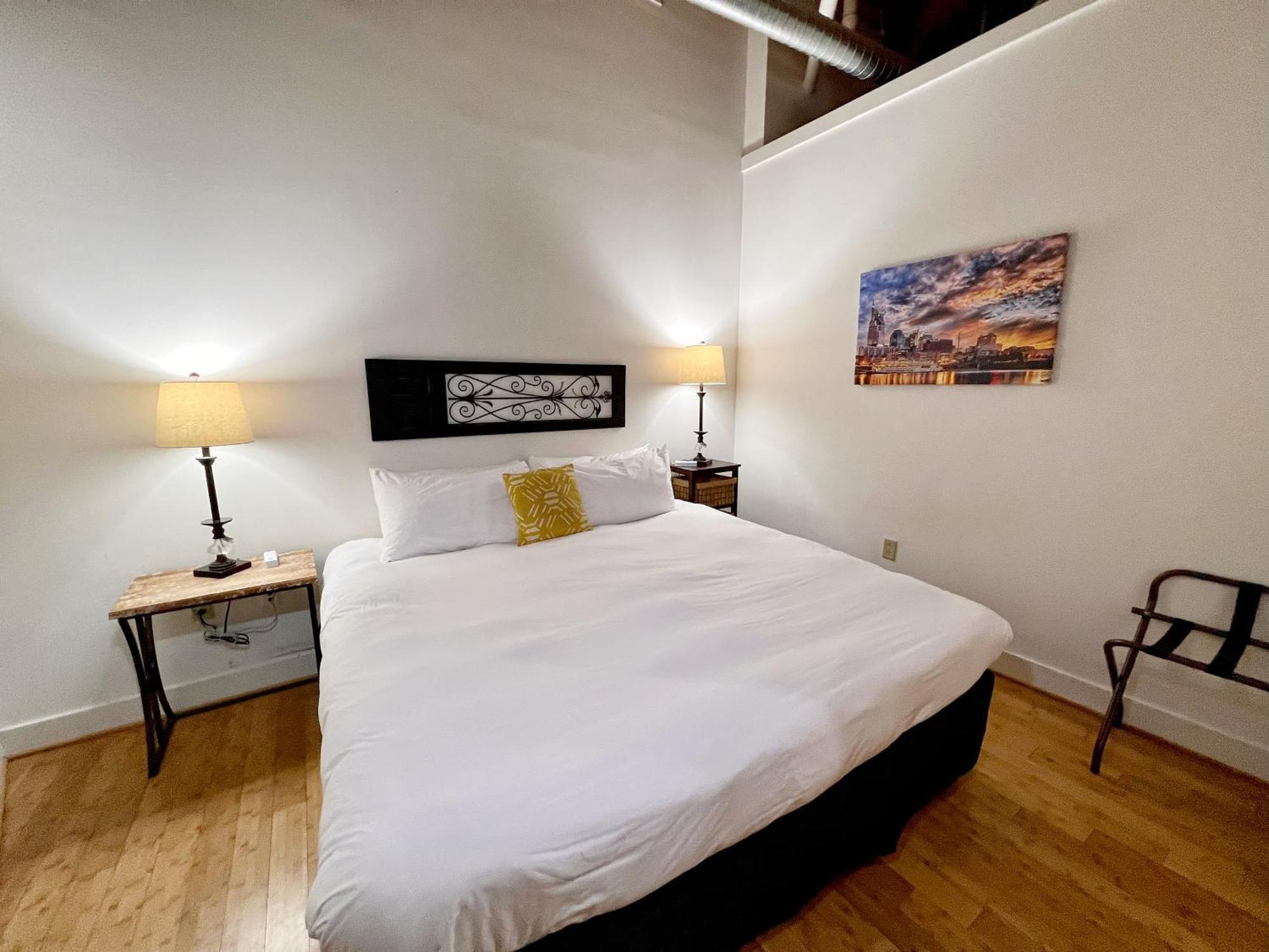 Apartment No Show Jones *