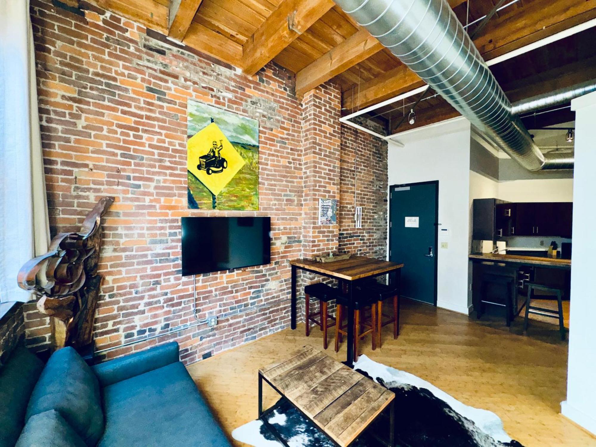 Apartment No Show Jones *