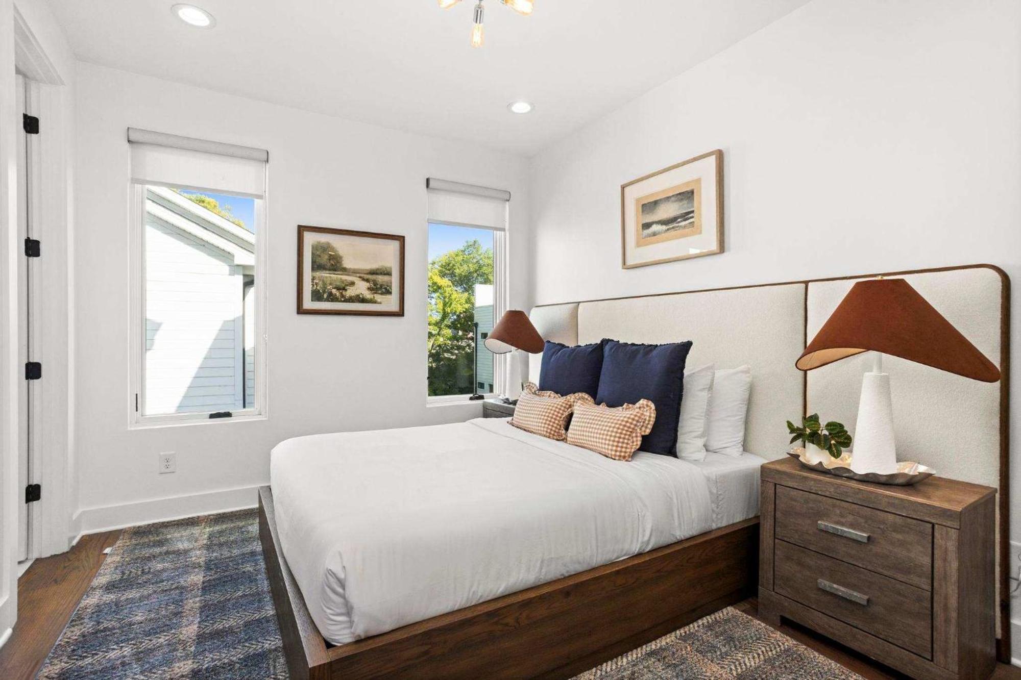 Holiday home 2 Adjacent Gem Great For Big Groups 8th Ave S