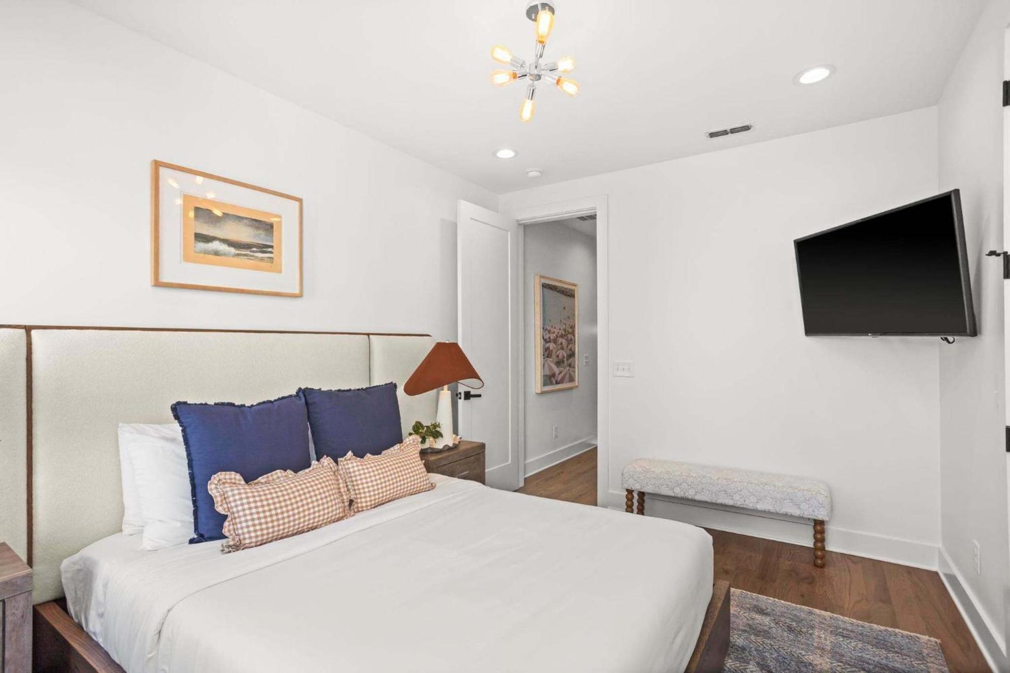 Holiday home 2 Adjacent Gem Great For Big Groups 8th Ave S