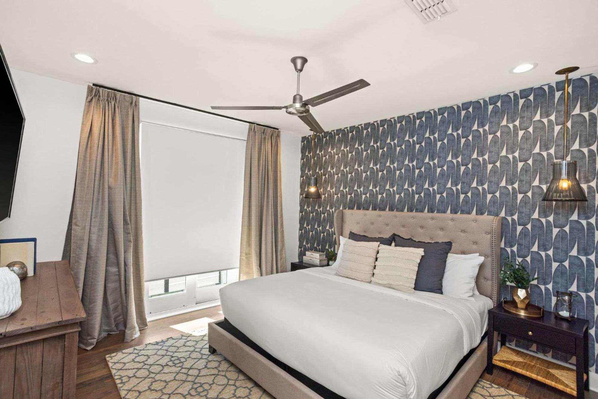 2 Adjacent Gem Great For Big Groups 8th Ave S