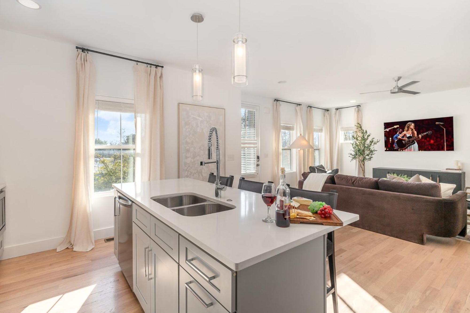 - 405 Marshall St #3 *