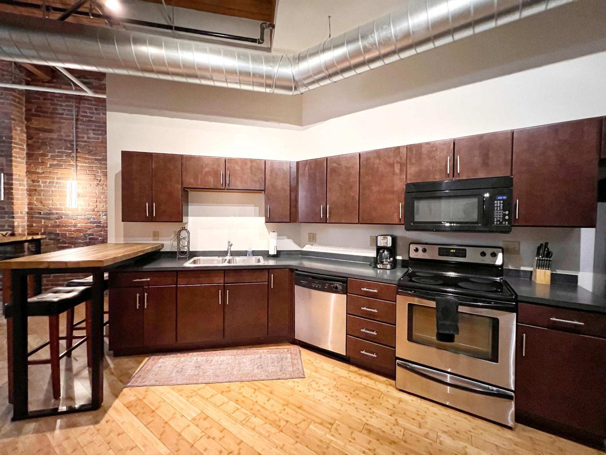 Apartment No Show Jones *