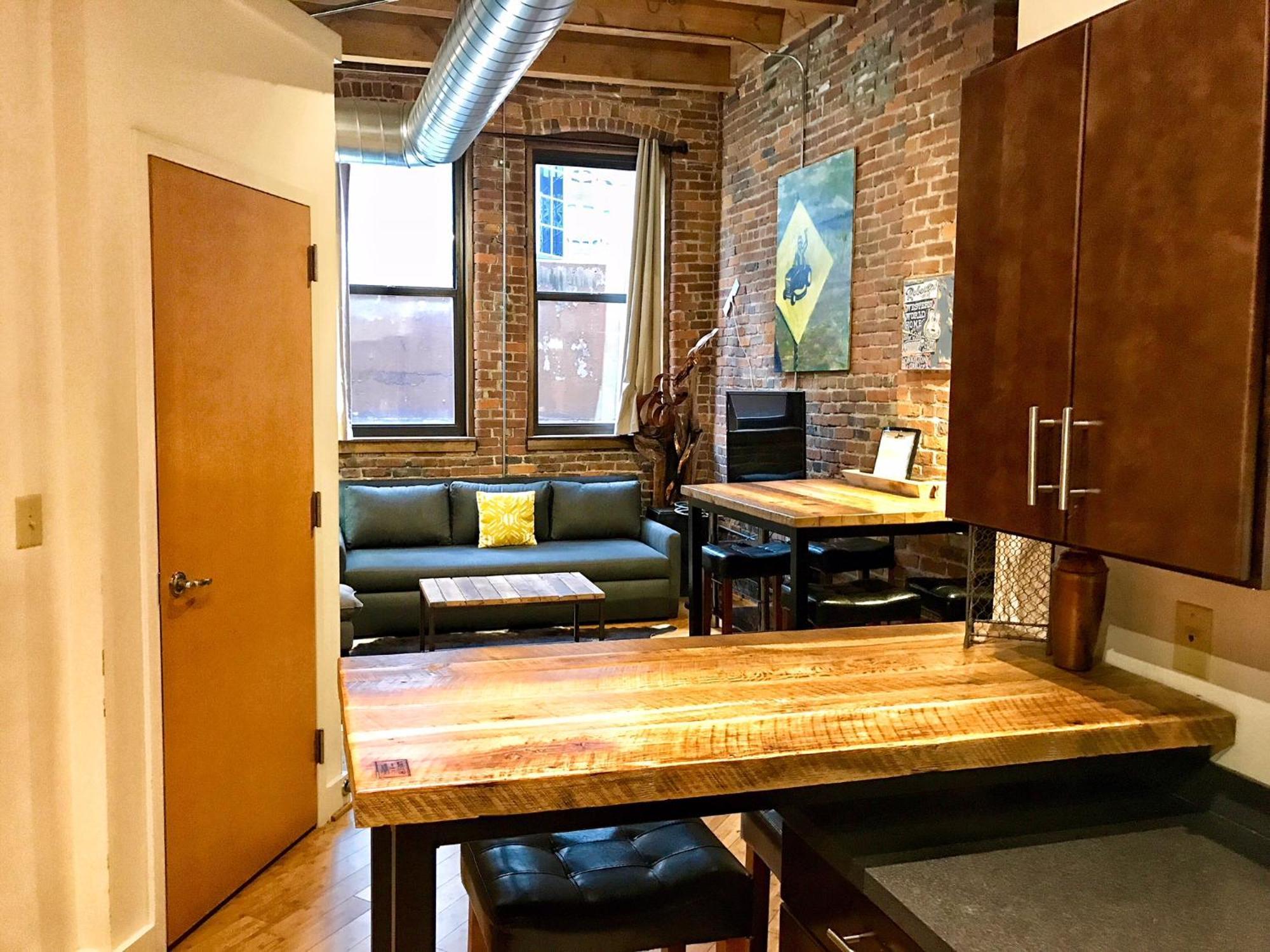 Apartment No Show Jones