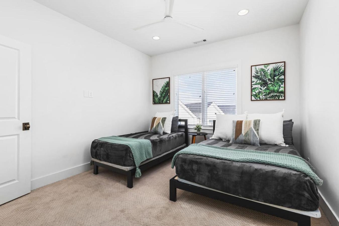 Holiday home Two Neighboring Homes Sleeps 24 Walk To 12 South