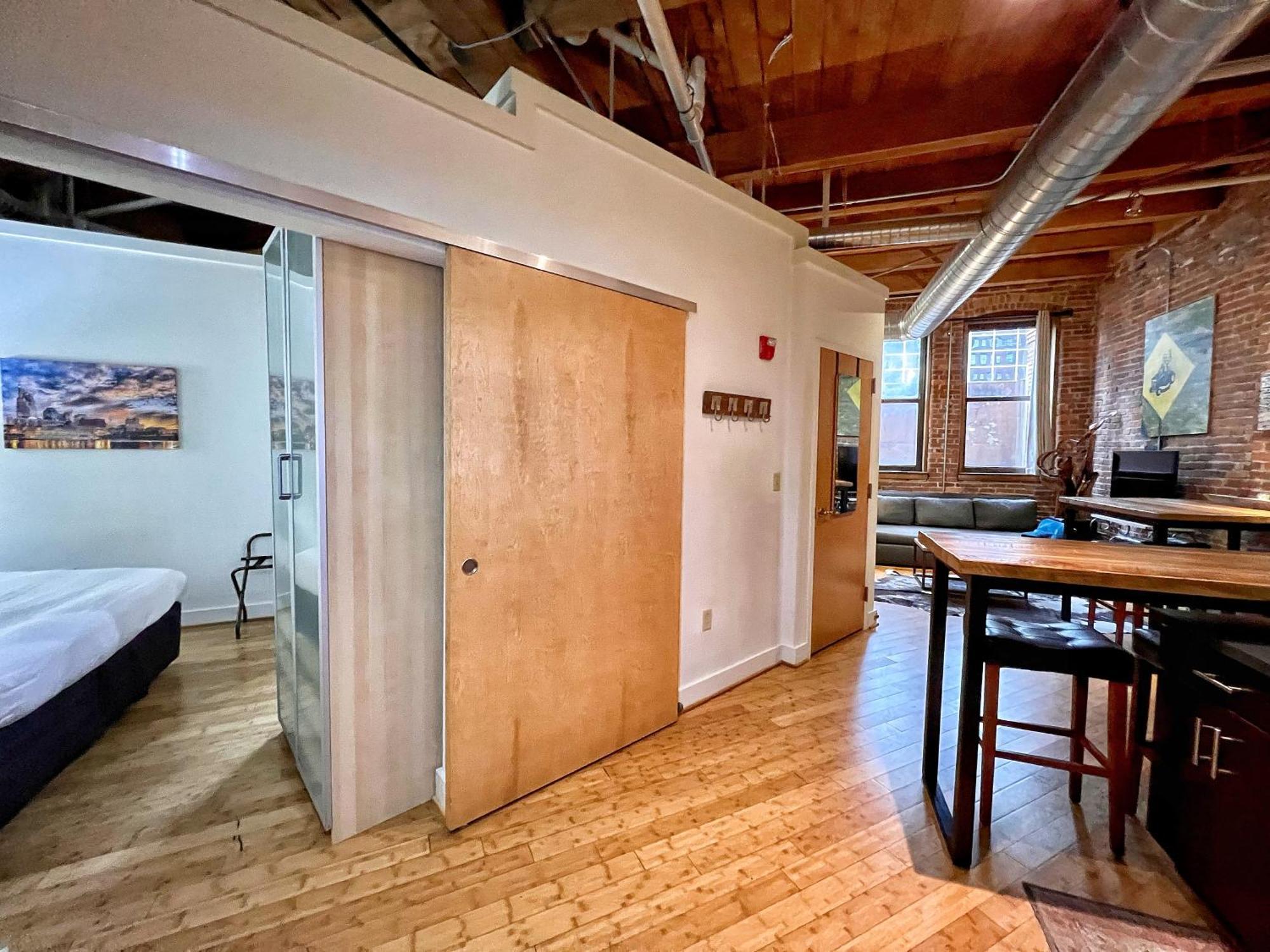 Apartment No Show Jones *