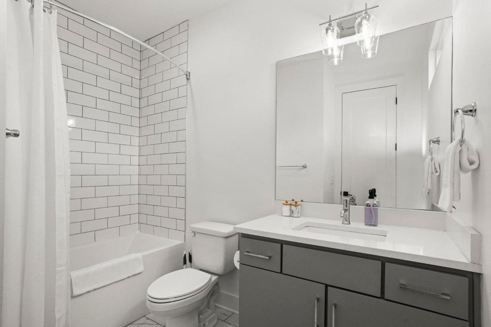 Holiday home 2 Adjacent Gem Great For Big Groups 8th Ave S