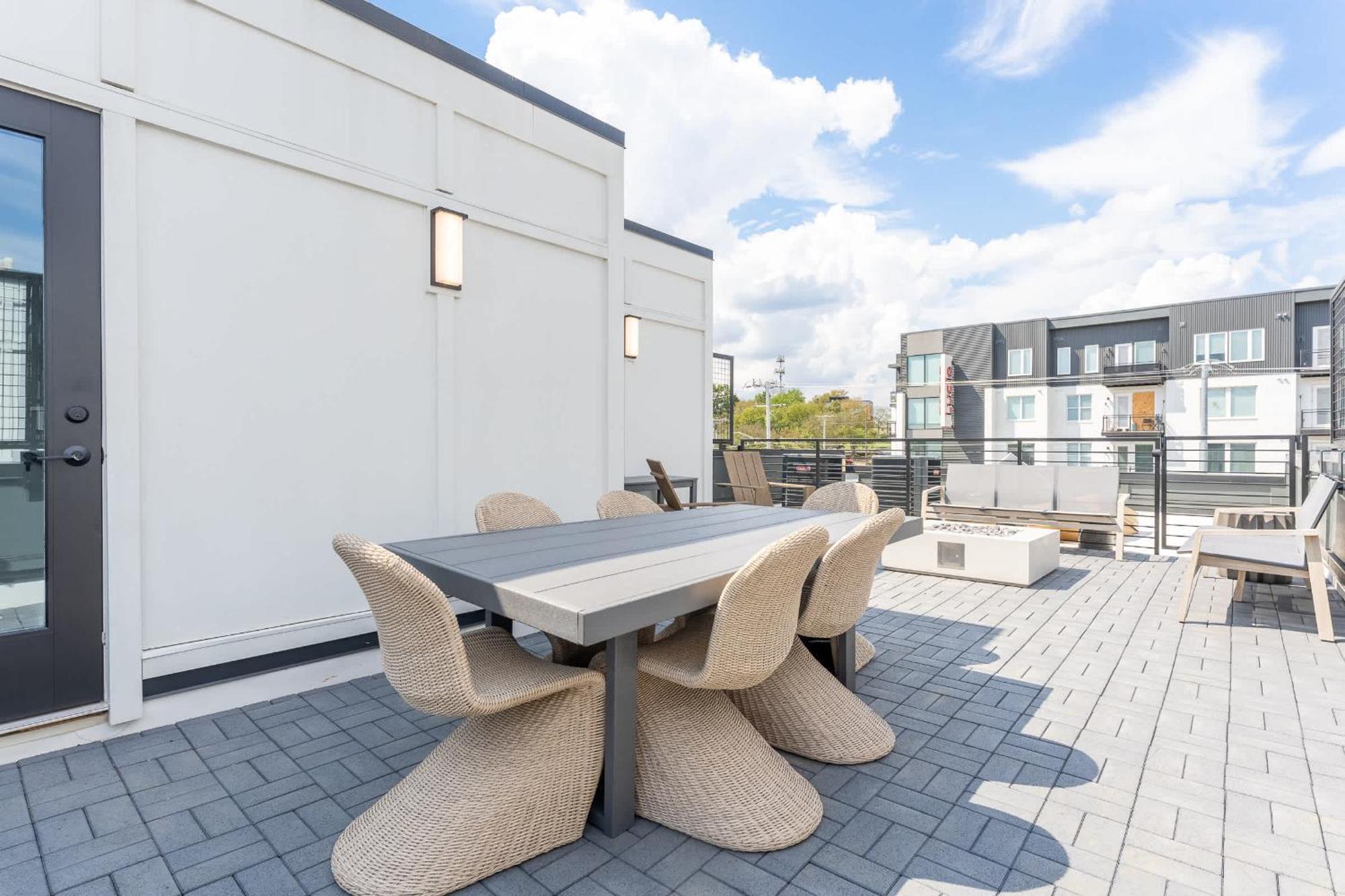 Rooftop Fire Pit & Skyline Views Near Broadway *