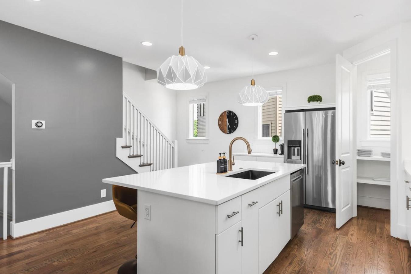 Two Neighboring Homes Sleeps 24 Walk To 12 South *