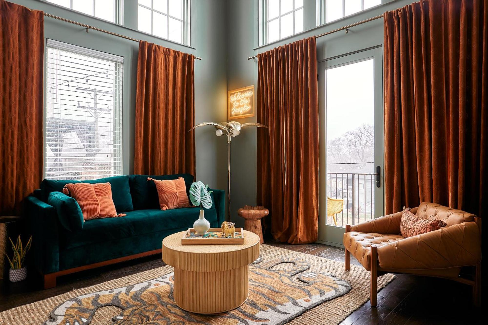 Upscale 12 South Penthouse With 2 Kings, Balcony 1 Of 7 Themed Lofts At Cowrite, Find Coffee And Tacos Downstairs, Complimentary Spin Class, Walk To Shopping In 12 South, 10 Minutes To Broadway, Parking, 24 Hr Hospitality Nashville