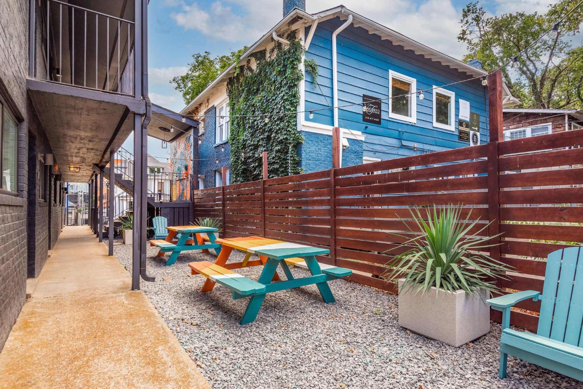 Dolly On Music Row Sleeps 12 Apartment