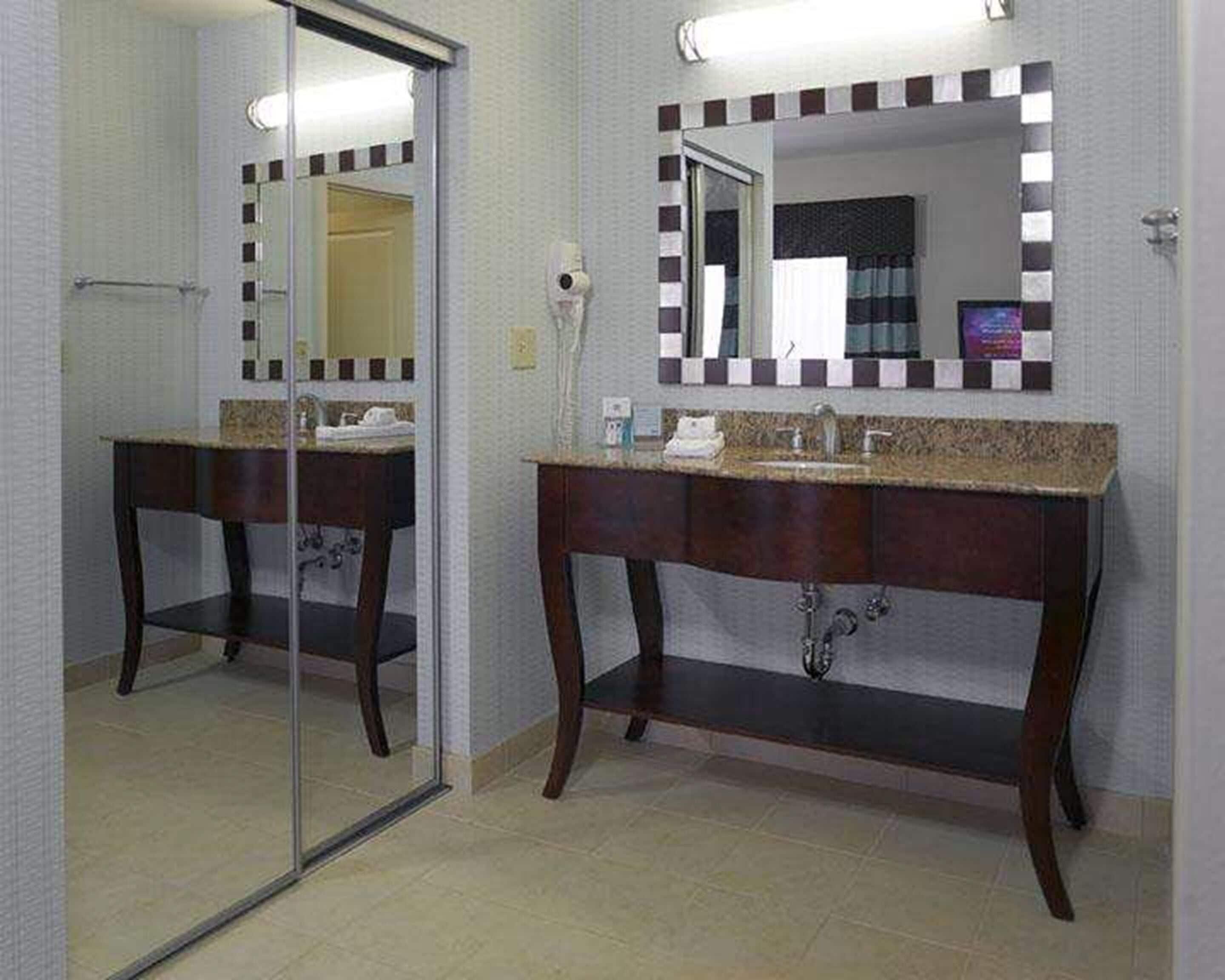 Hampton & At Opryland Hotel