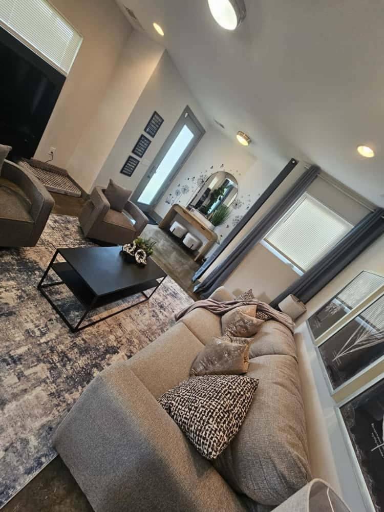 Holiday home 3br And 3ba 5 Min Dt Firepit Patio And Sleeps 10 *