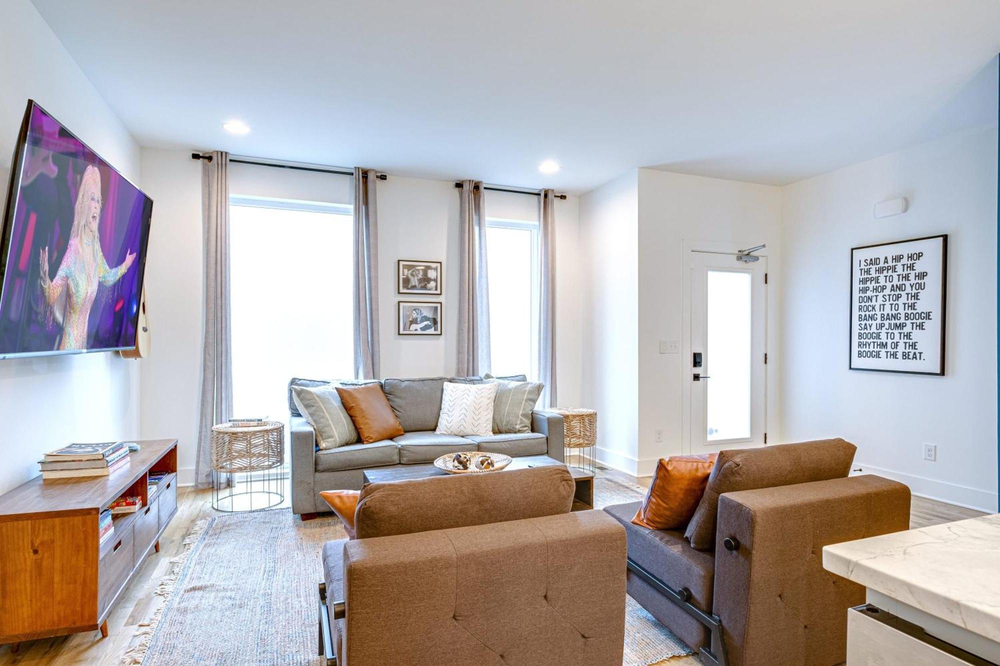 Rooftop Downtown Views - Bluebird Karaoke Holiday home *