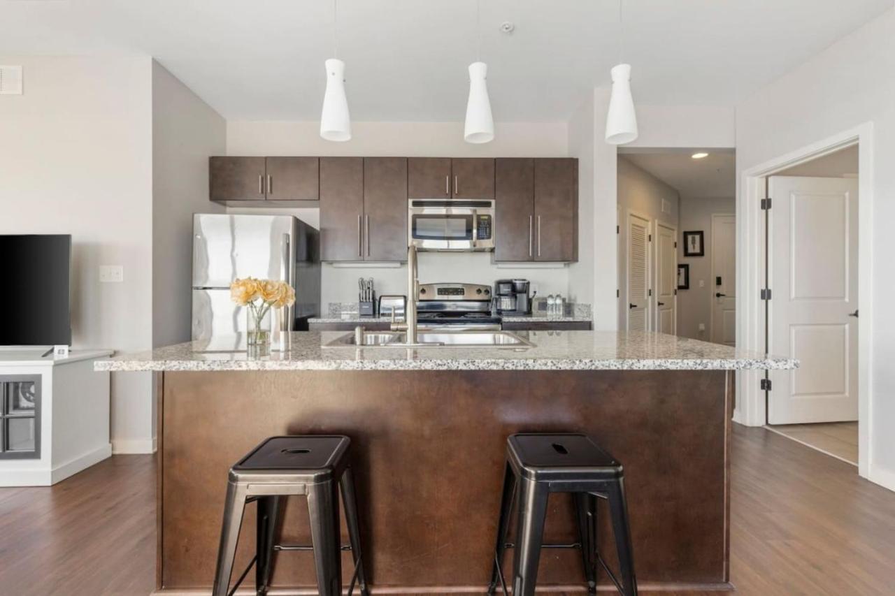 Luxurious Downtown Corner Views 2 Bed 2bath 61 *