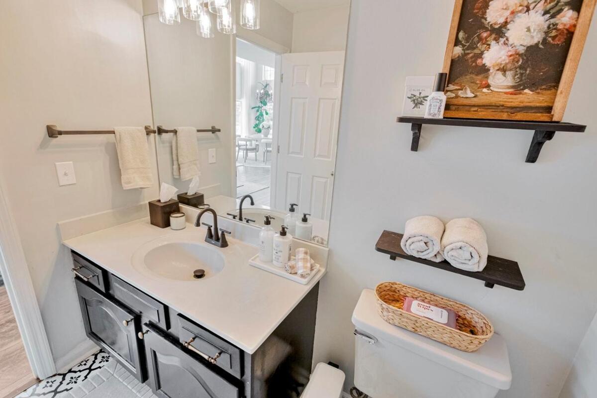 Group Haven Retreat- 2 Min To Lake! 15 Min To Dt! Holiday home