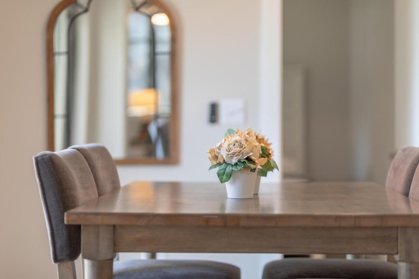 Luxurious Downtown 2 Bedroom 2 Bath With Views 1m Holiday home *