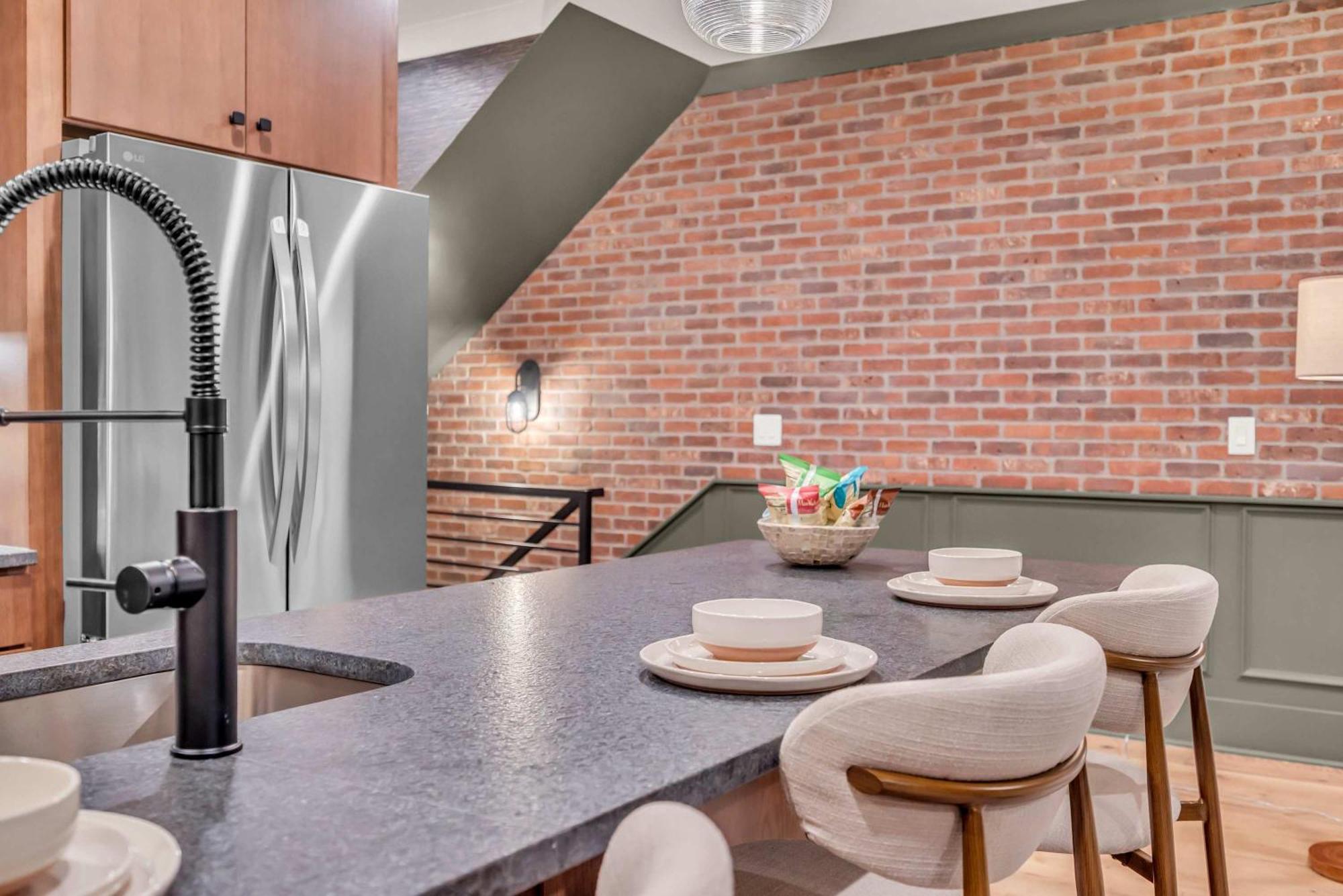 New Music Loft-style With Rooftop Views Holiday home