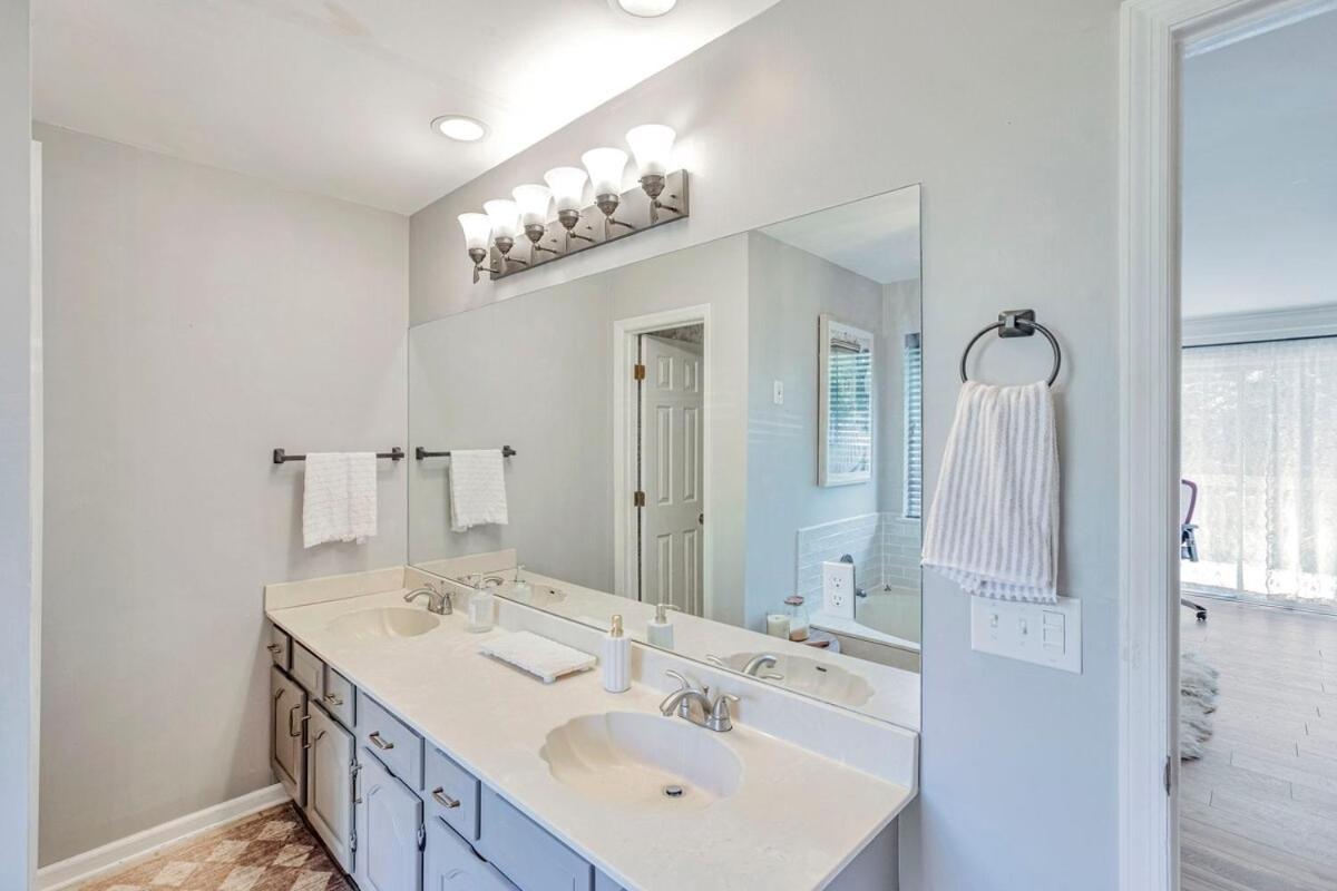 Group Haven Retreat- 2 Min To Lake! 15 Min To Dt!