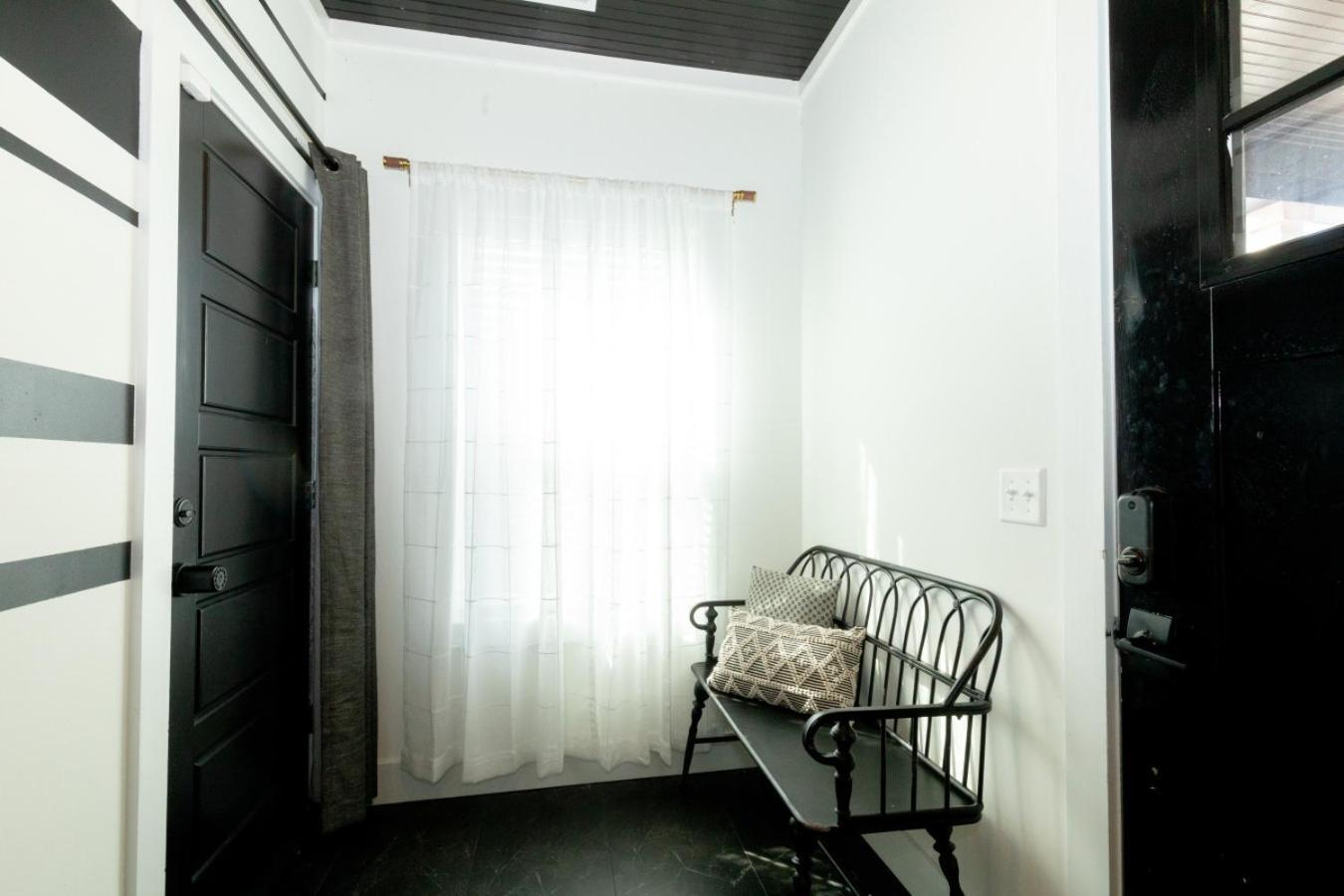 Broadway Breeze Escape Modern Comfort Holiday home