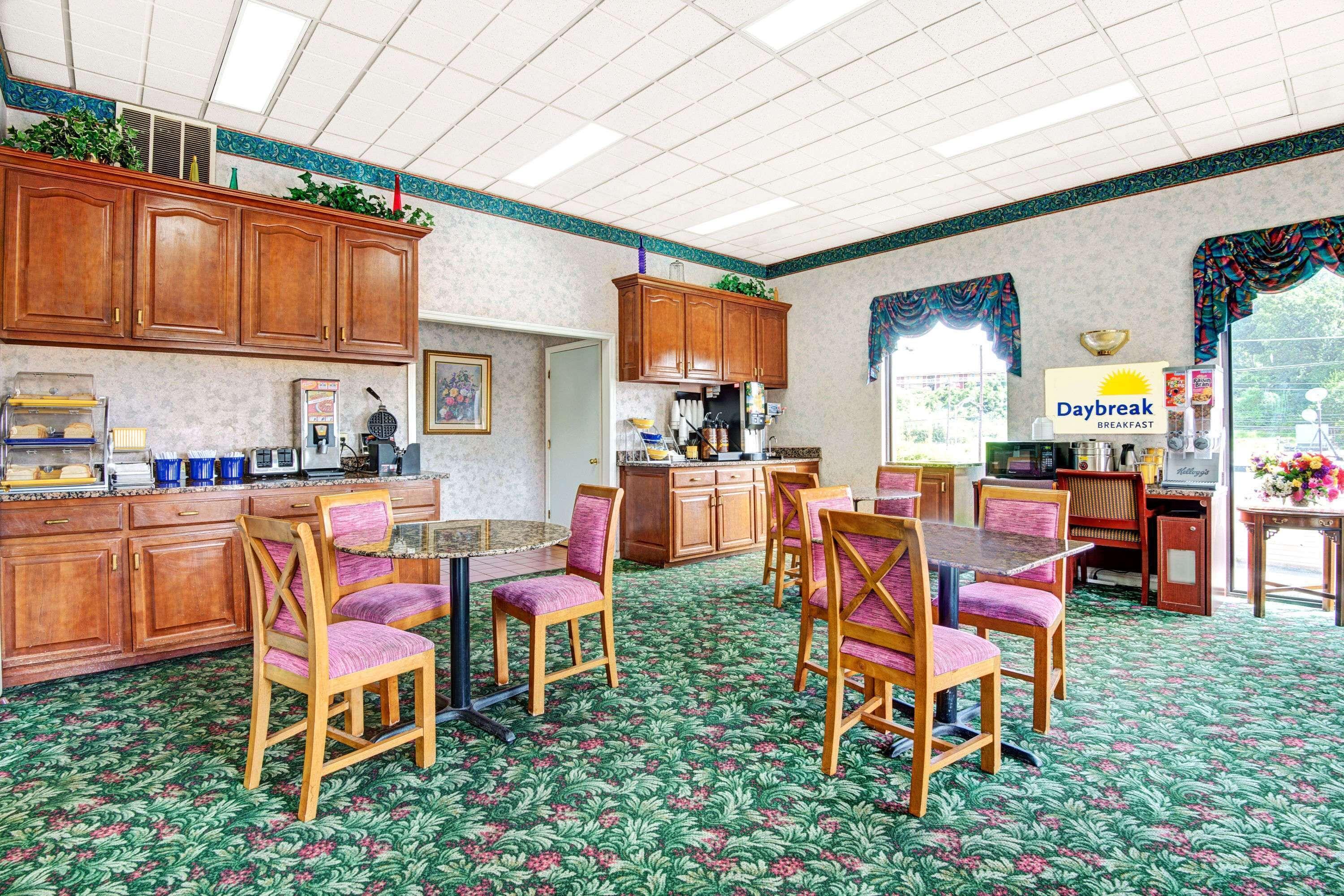 Super 8 By Wyndham Near Downtown / I-40 2*