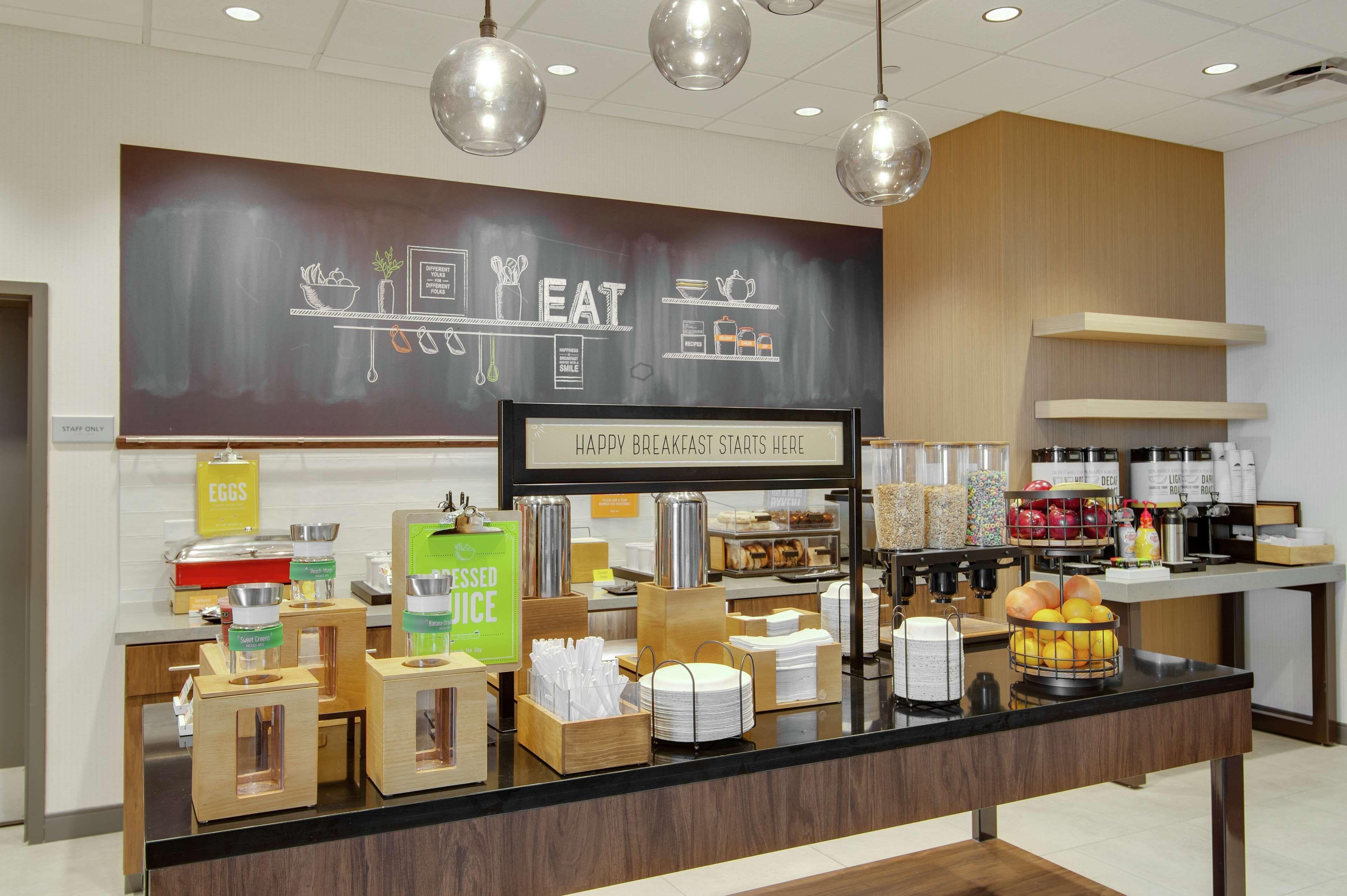 Hotel Hampton & By Hilton North Skyline