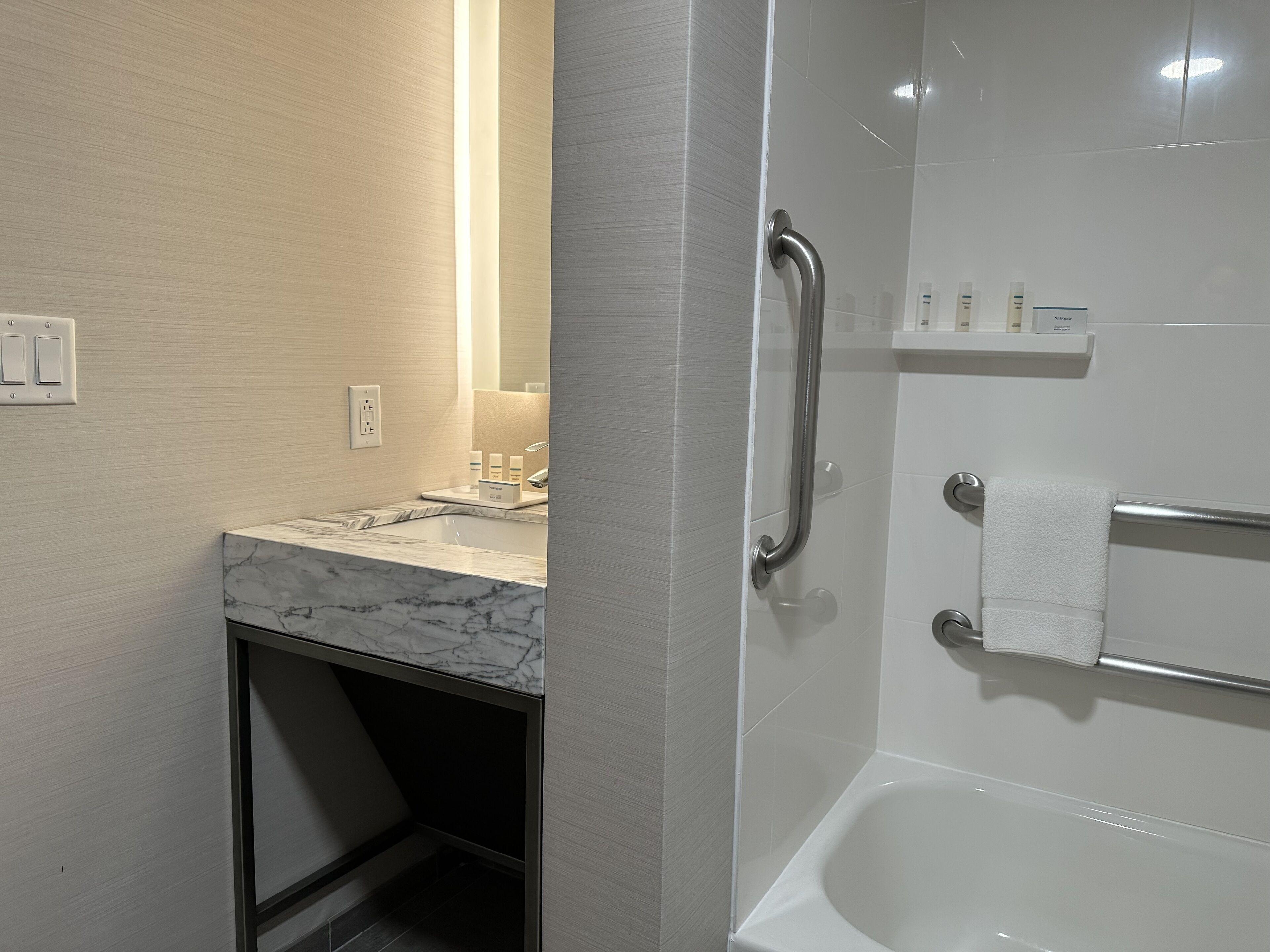 Crowne Plaza Airport By Ihg