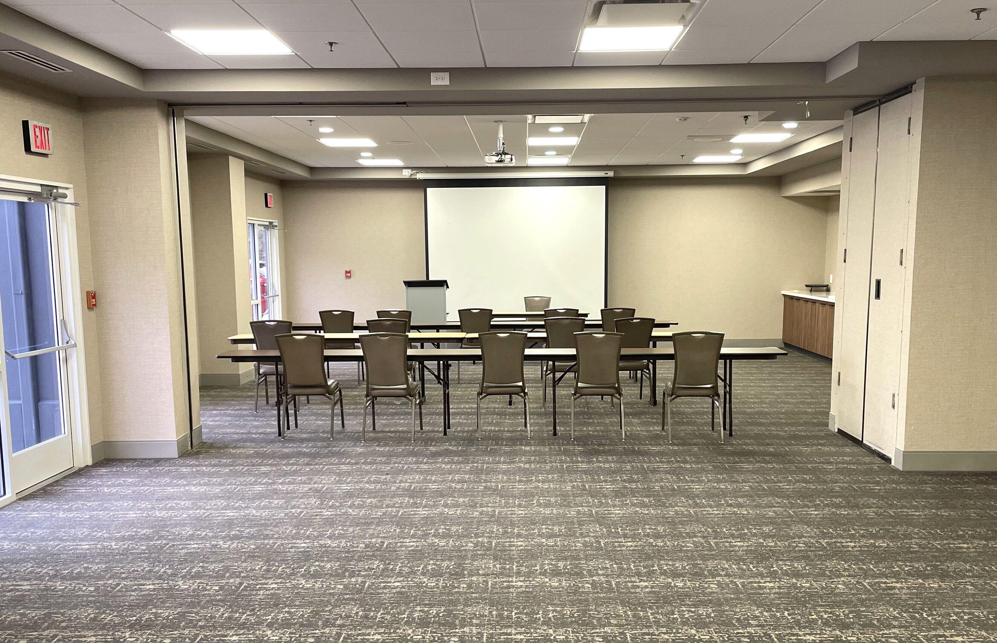 Crowne Plaza Airport By Ihg Hotel