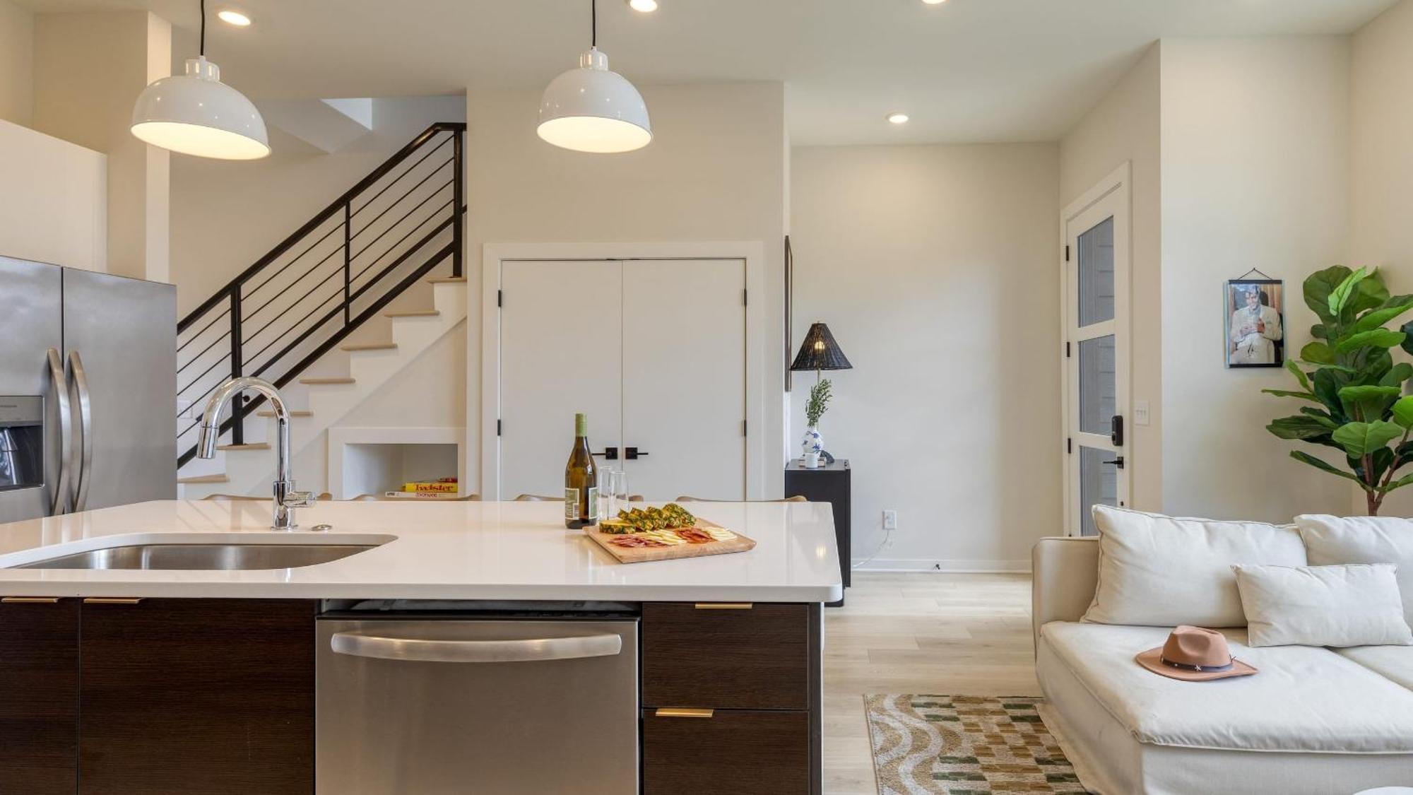 Newly Built 4bdr Townhome W Balcony Minutes To Broadway Lischey By Avantstay