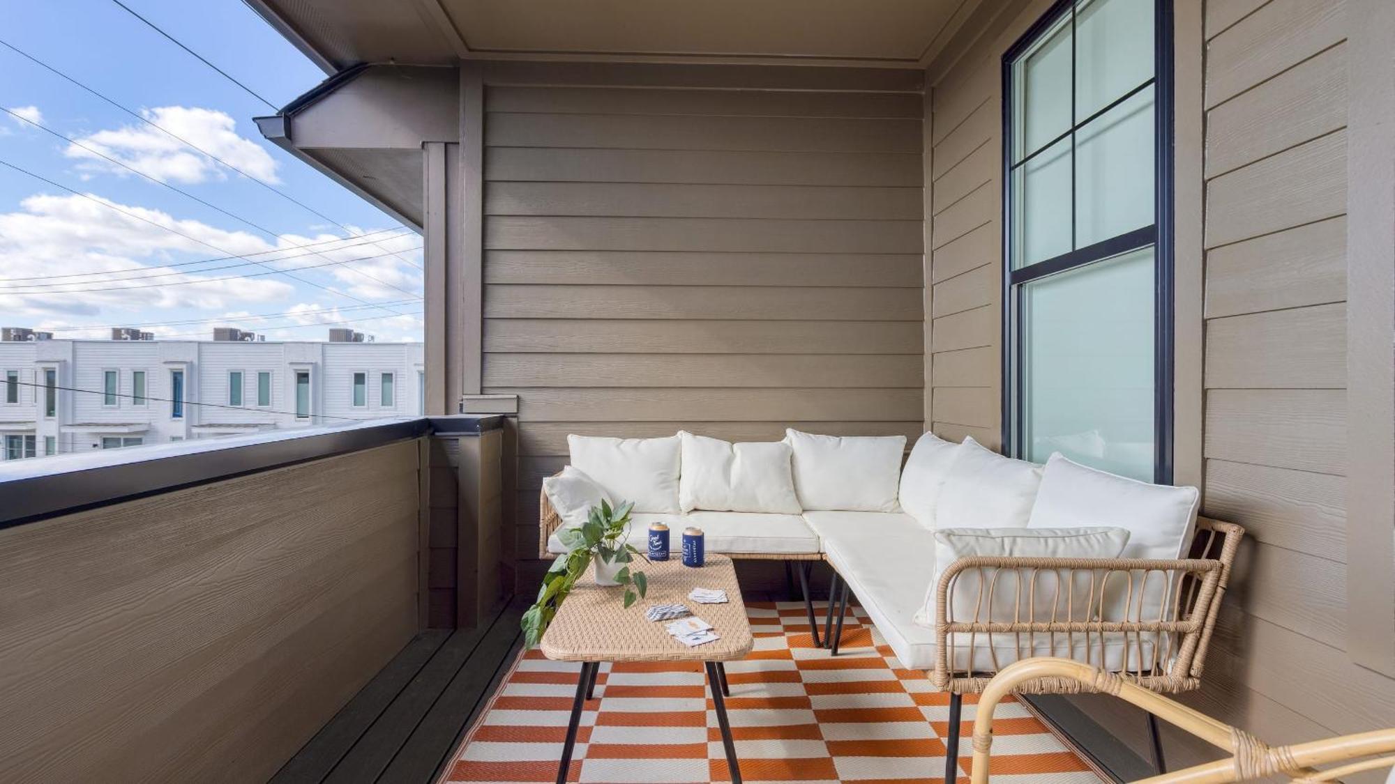 Newly Built 4bdr Townhome W Balcony Minutes To Broadway Lischey By Avantstay *