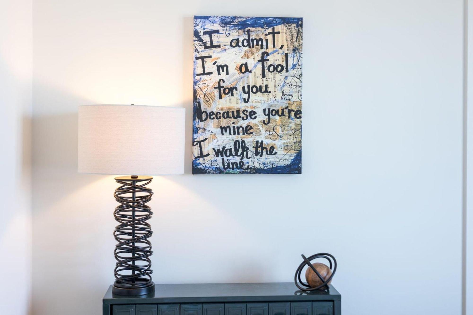 Notes - Sleeps 8 - Mins To Broadway! Holiday home *