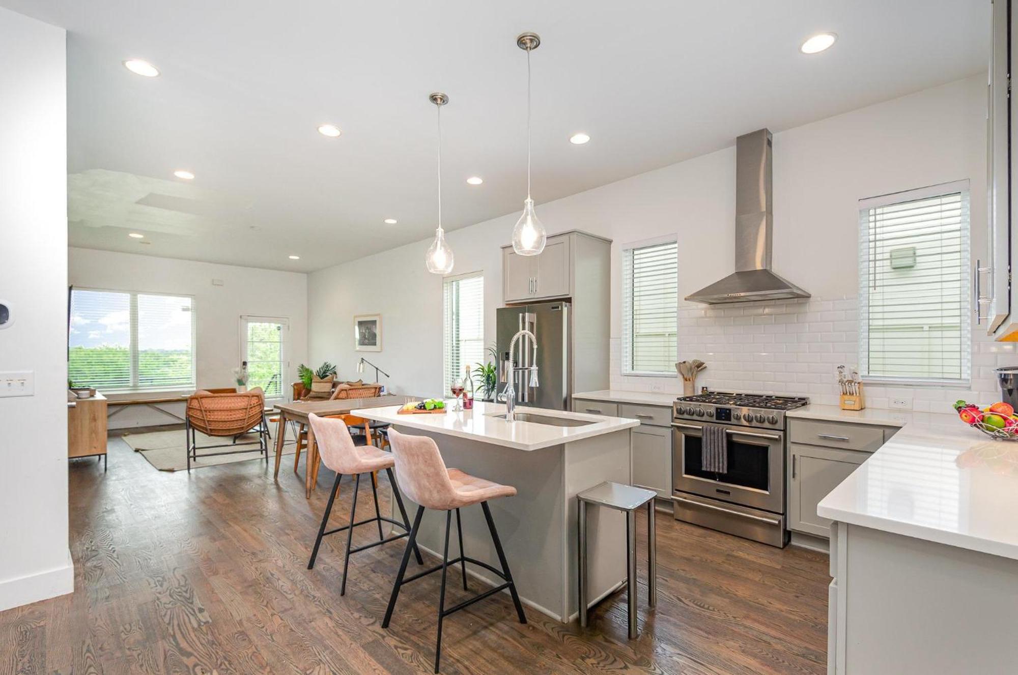 Double Time - Ping-pong Table - Mins To Germantown Holiday home *