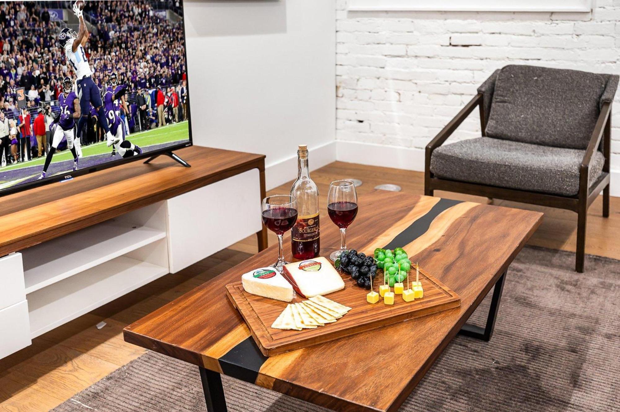 The Saddlery - Showroom - Walk To Broadway