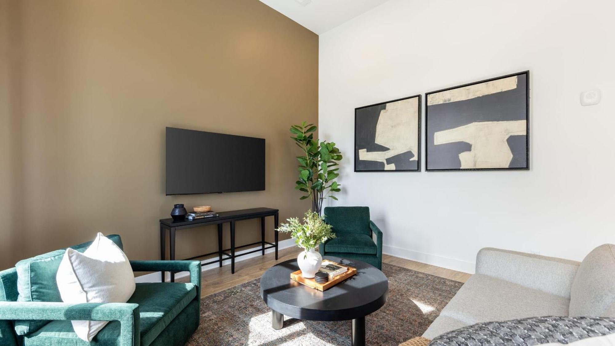 New Build 2 Minutes From Downtown Dining Entertainment