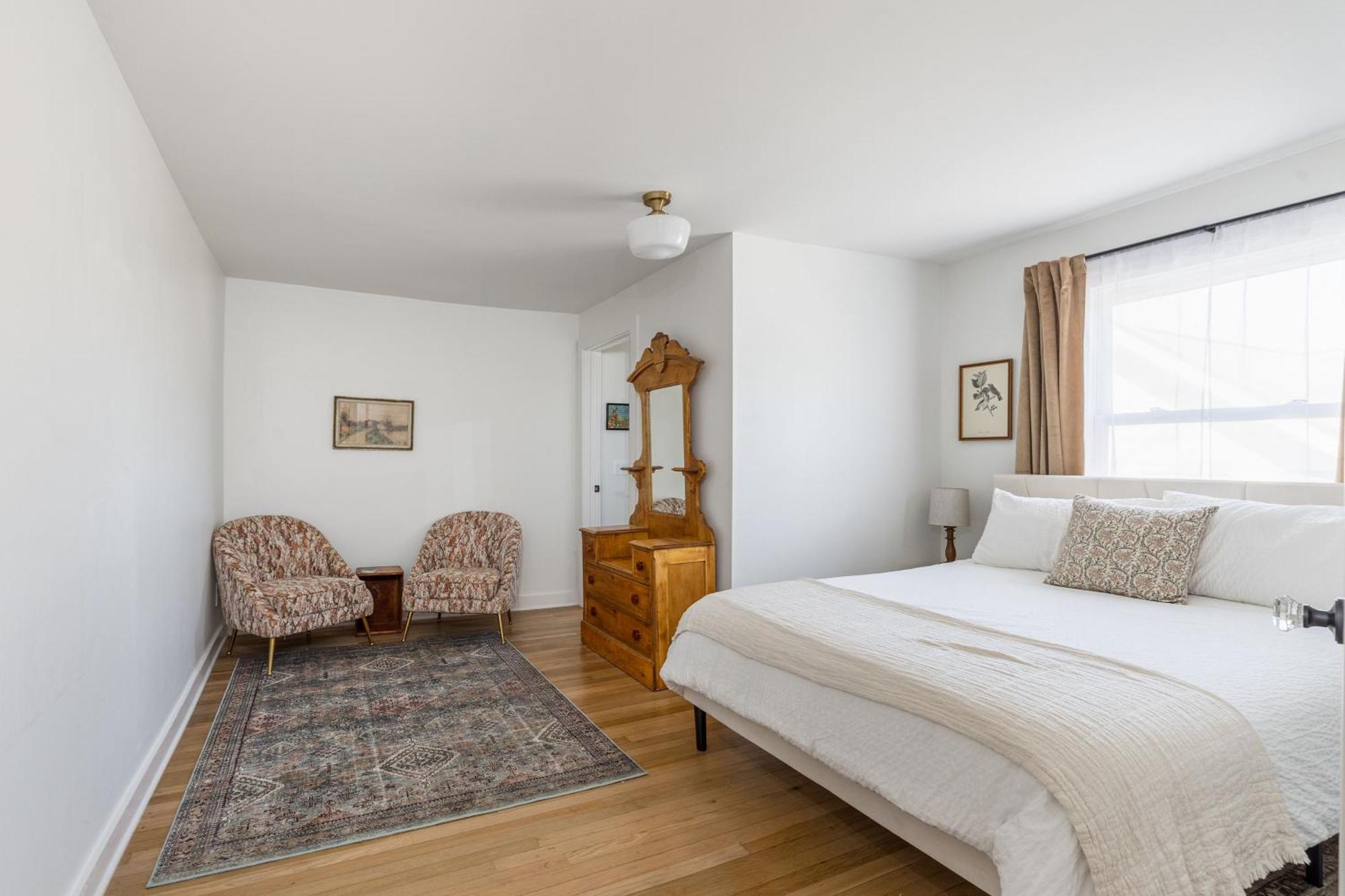 Chic 2 Bed 2 Bath, In 12 South Holiday home Nashville