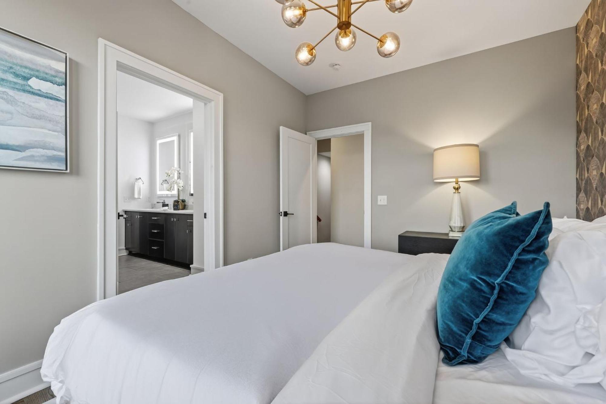 Fiddler's Flats - Sleeps 16 - Two Rooftops With View *