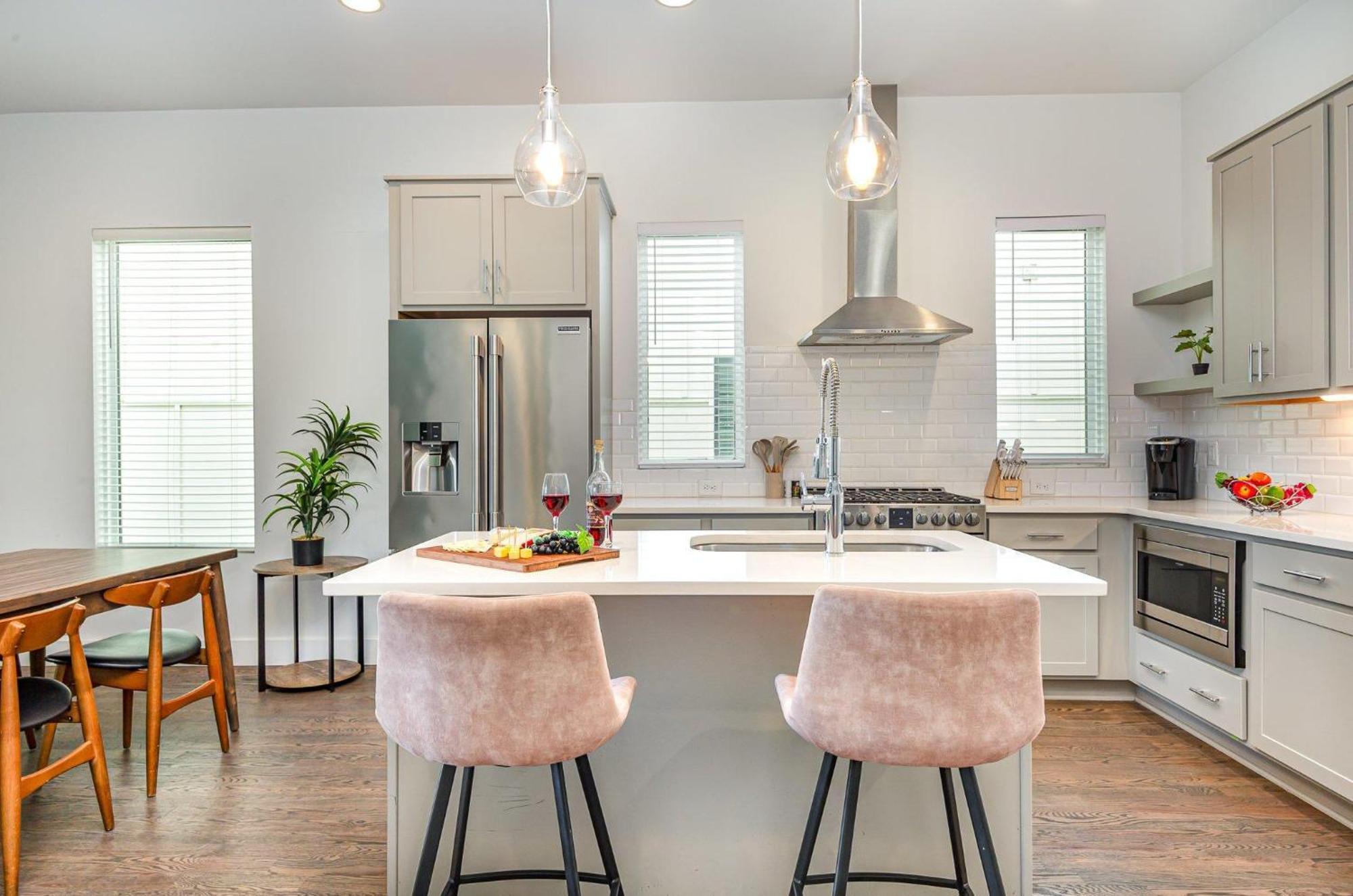 Double Time - Ping-pong Table - Mins To Germantown Holiday home *