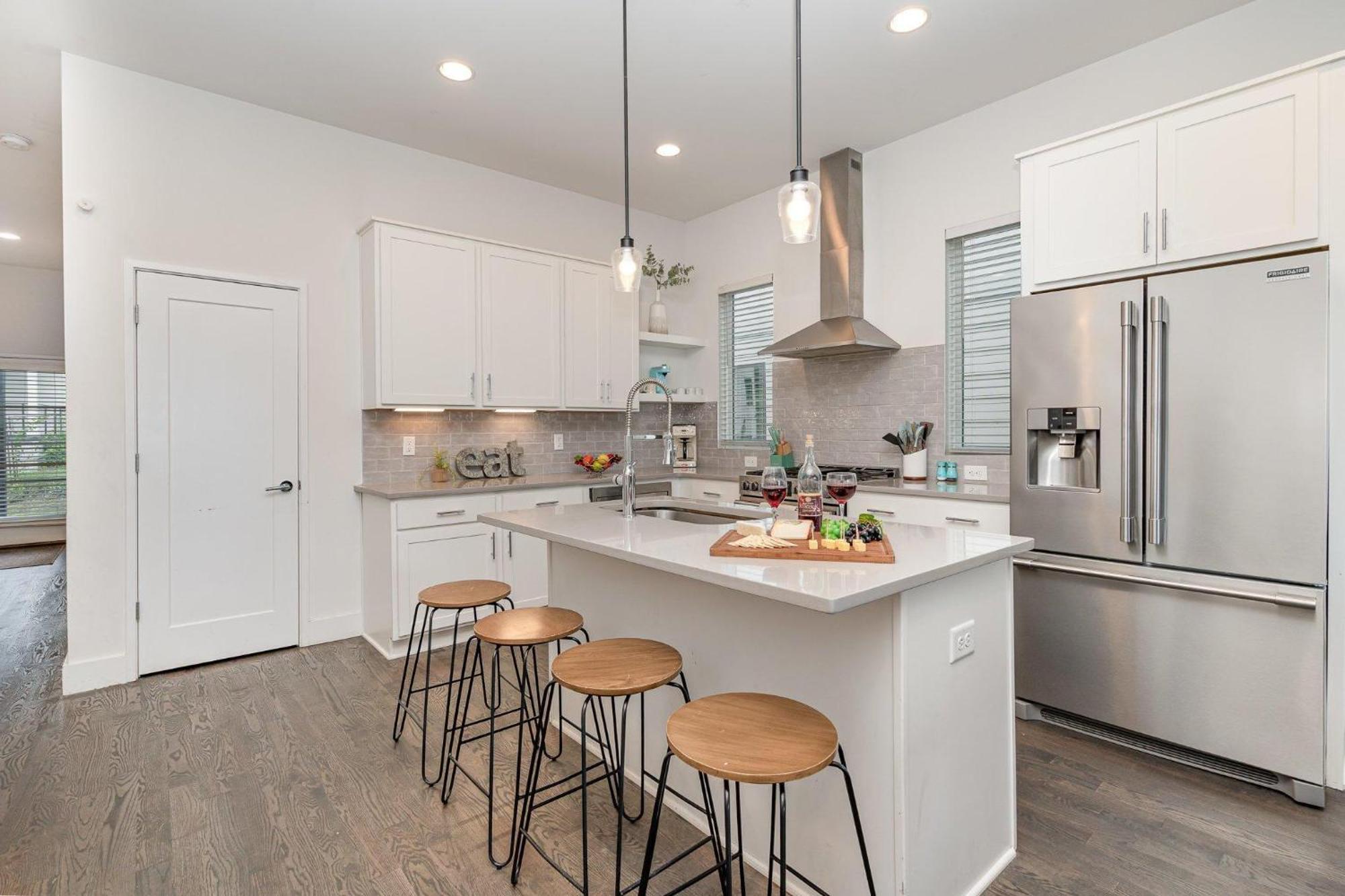 Double Time - Ping-pong Table - Mins To Germantown Holiday home *