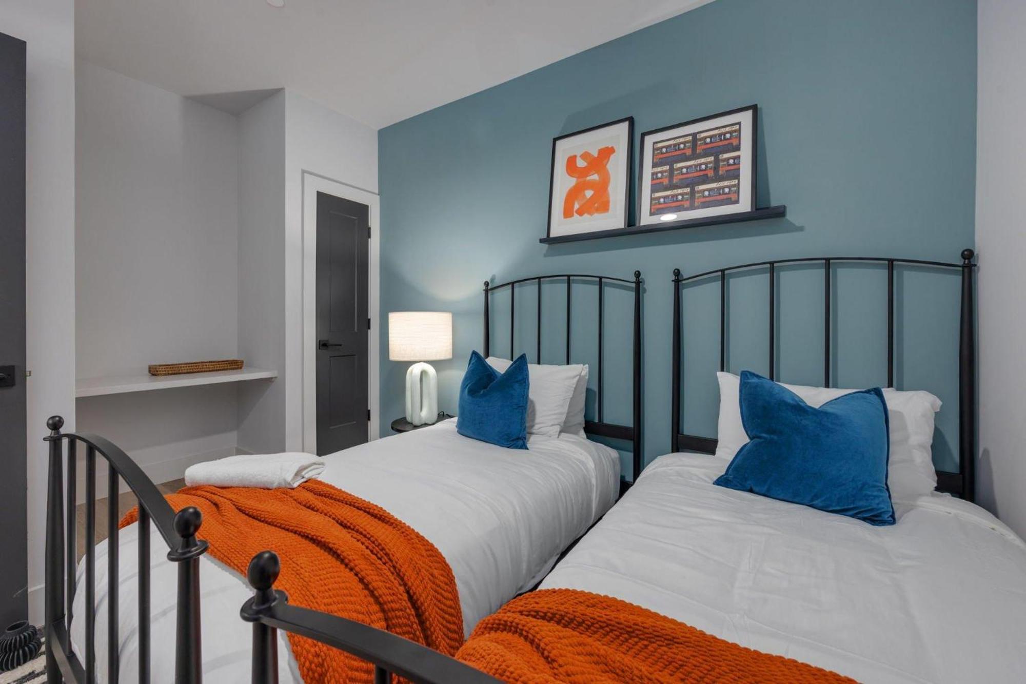 Twin Notes - Odyssey - 2 Units - Mins To Broadway Holiday home *