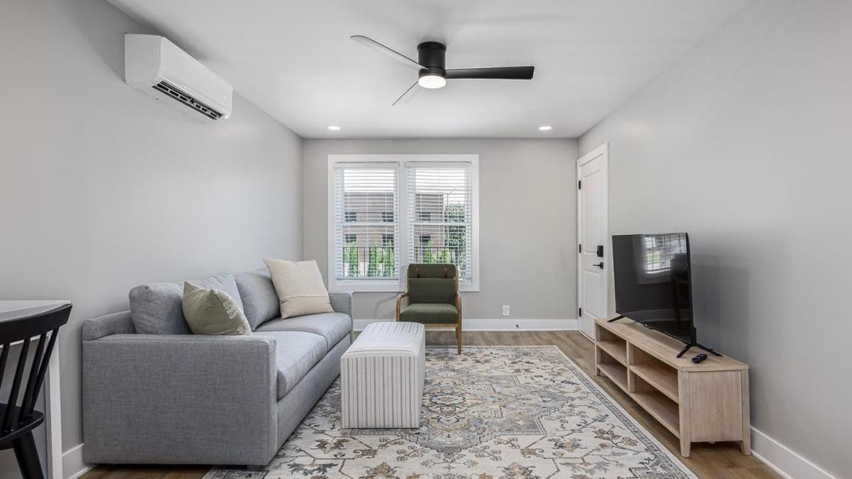 Apartment The Nomad: 4 1brs 2 24-guest Retreat Nashville