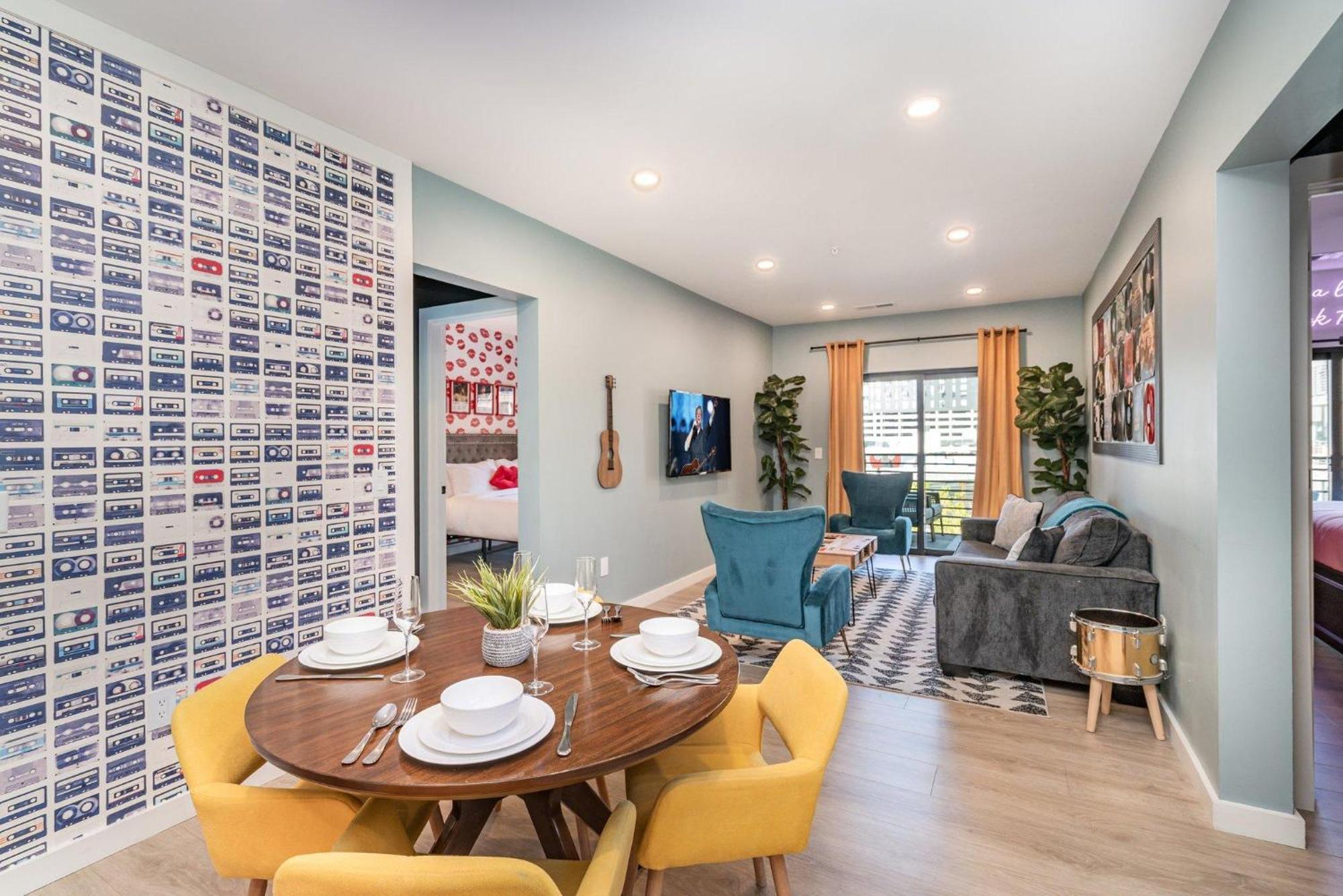 Holiday home Hyve - Neon Lights - Pool & Gym - Walk To Broadway *