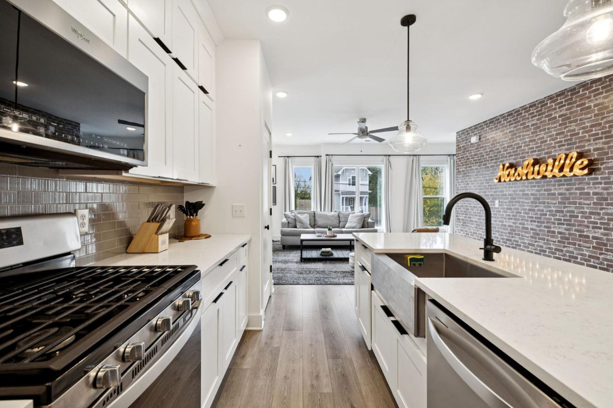 New Nash Modern Luxurious Space W Rooftop Views *