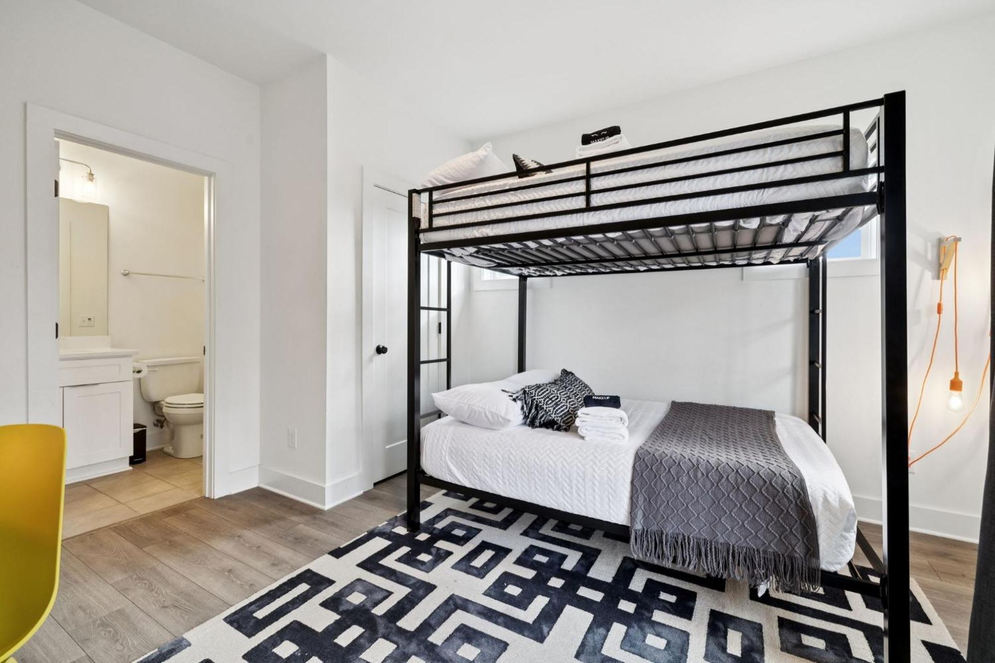 New Nash Modern Luxurious Space W Rooftop Views Holiday home Nashville