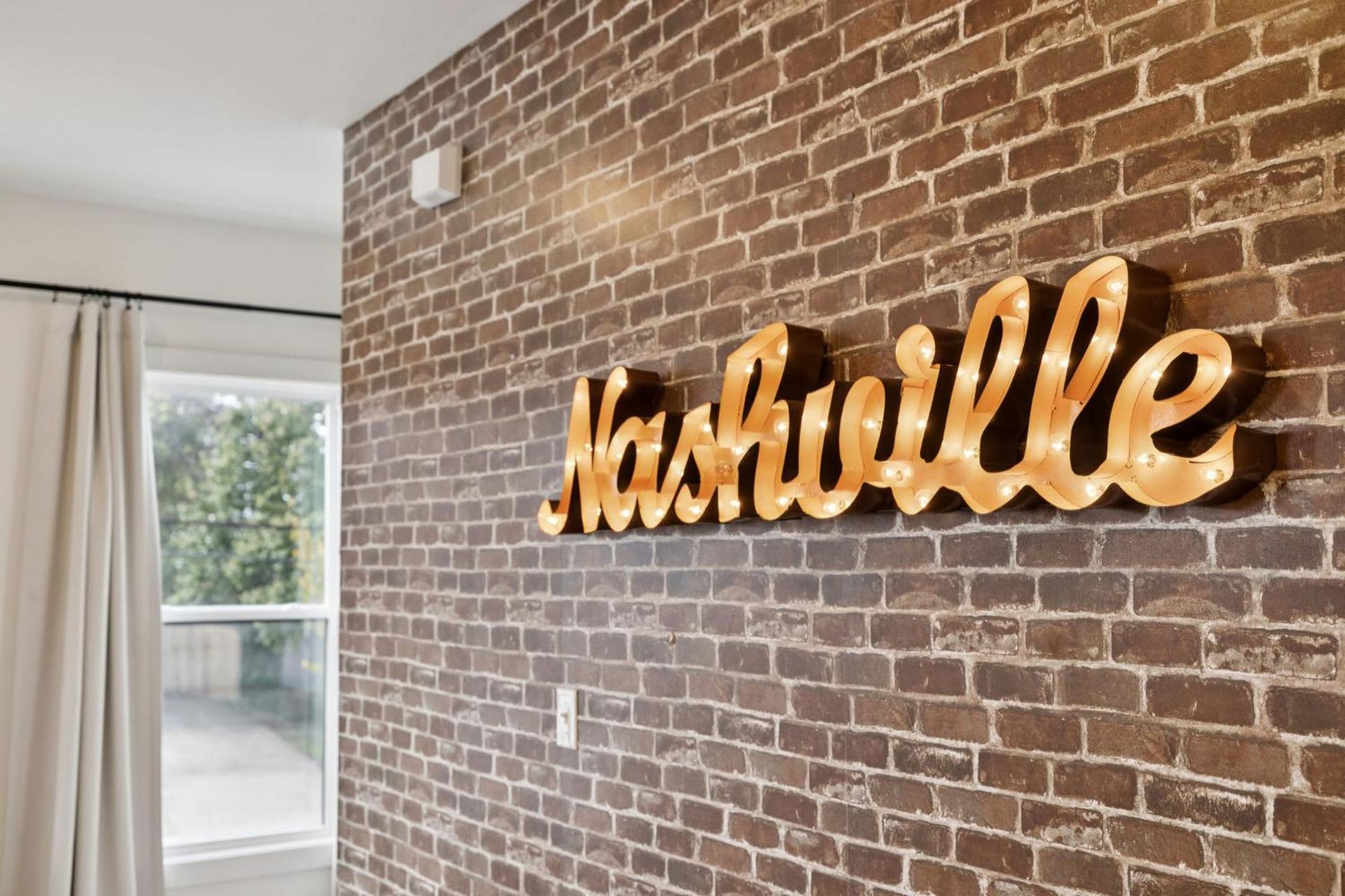 New Nash Modern Luxurious Space W Rooftop Views *