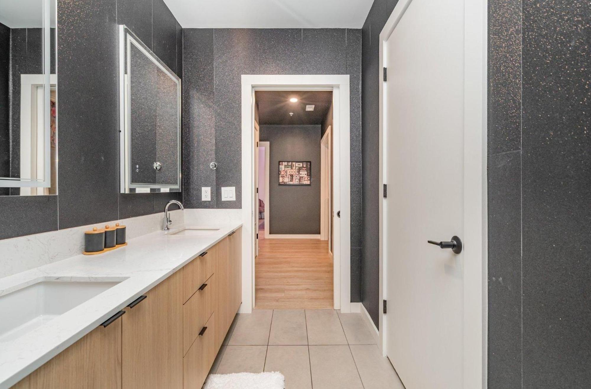 Hyve - Neon Lights - Pool & Gym - Walk To Broadway Holiday home *