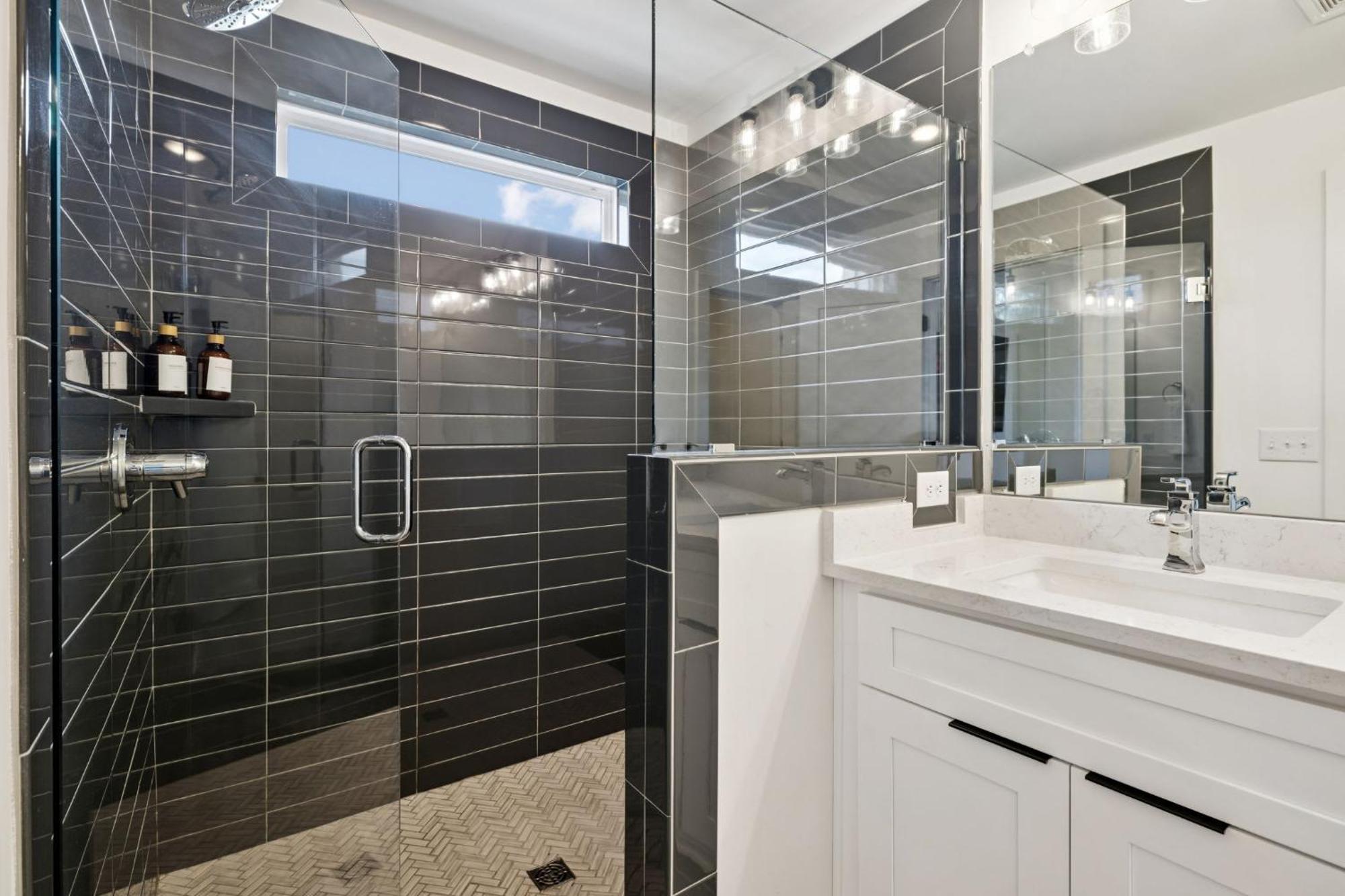 New Nash Modern Luxurious Space W Rooftop Views