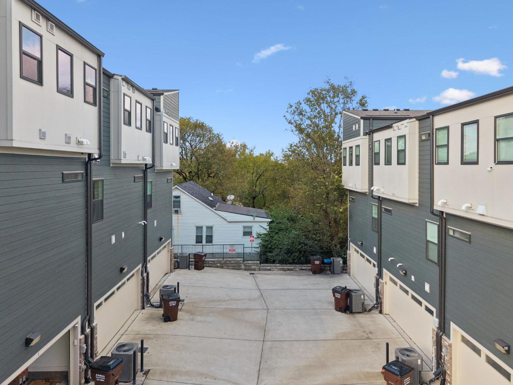 New Nash Modern Luxurious Space W Rooftop Views *