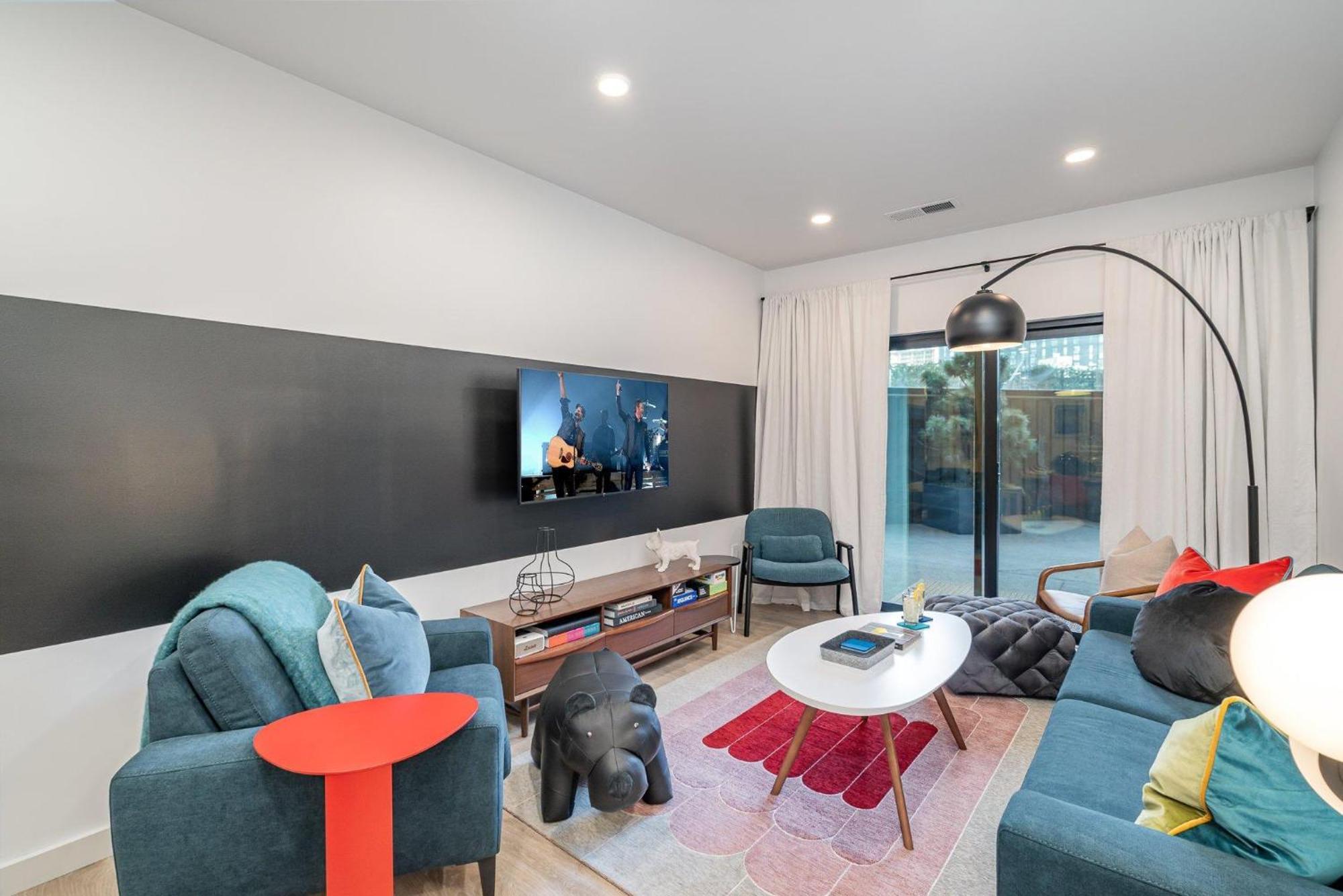 Hyve-retro Modern-full Gym-walk To Broadway Holiday home *