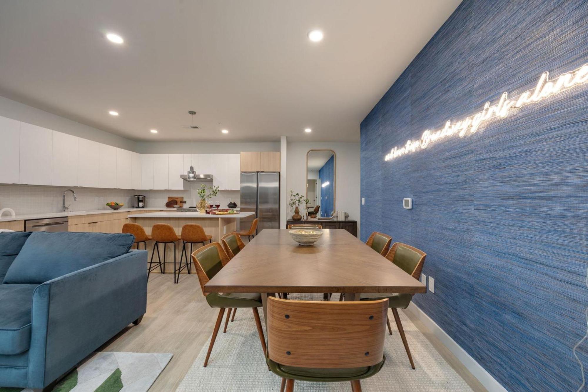 Hyve - Cowgirl Twirl - Walk To Broadway